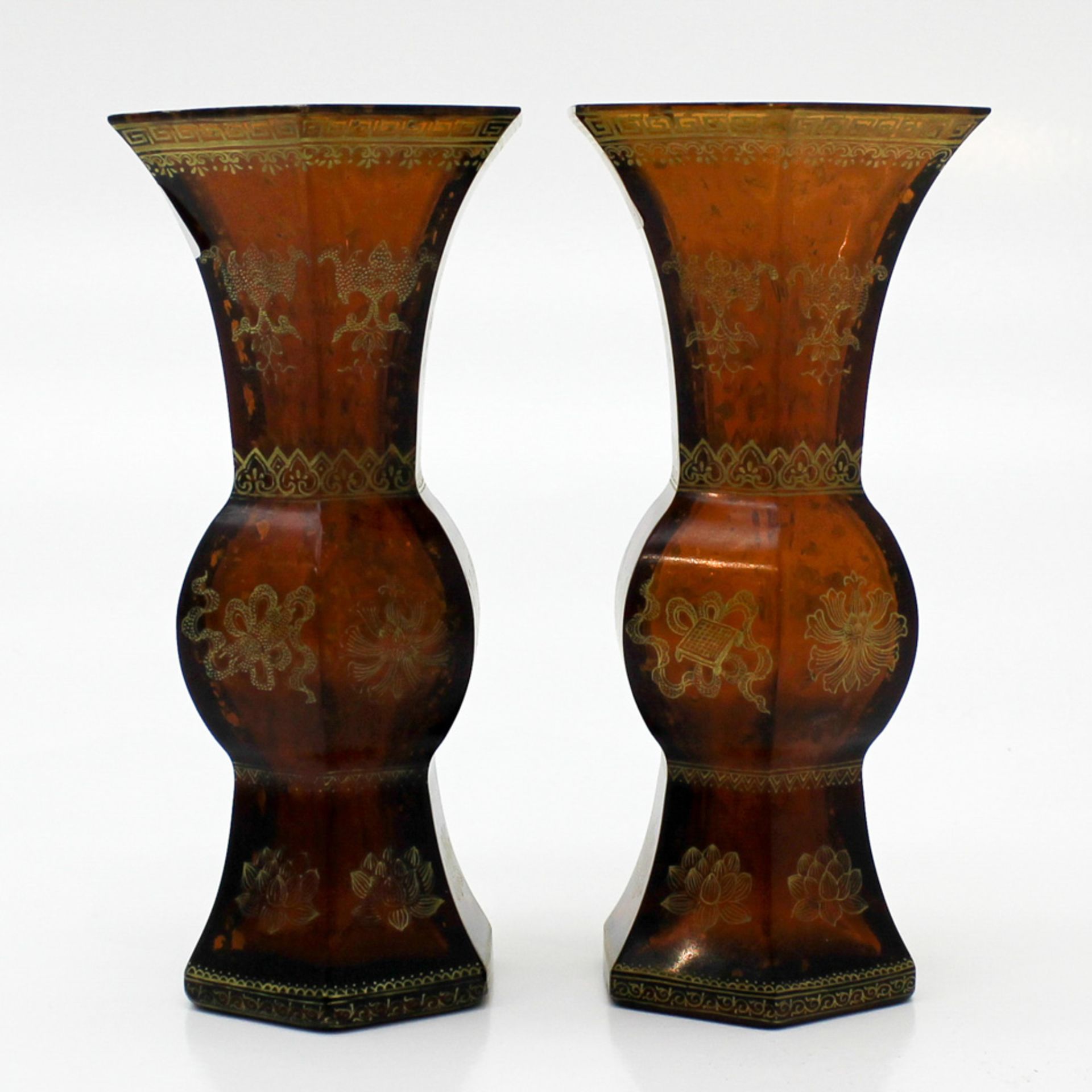 Pair of Peking Glass Vases Gold flecks against an amber ground, 18 x 9 x 8 cm. - Bild 2 aus 6