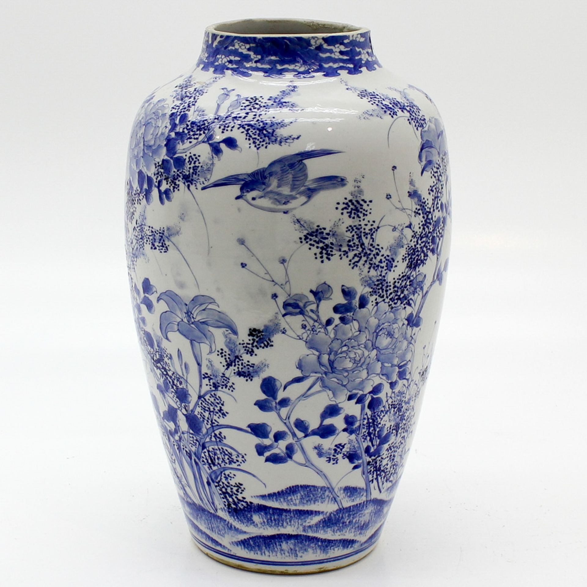 19th Century Asian Porcelain Vase Blue and white floral decor with birds, restoration to the neck, - Bild 4 aus 6