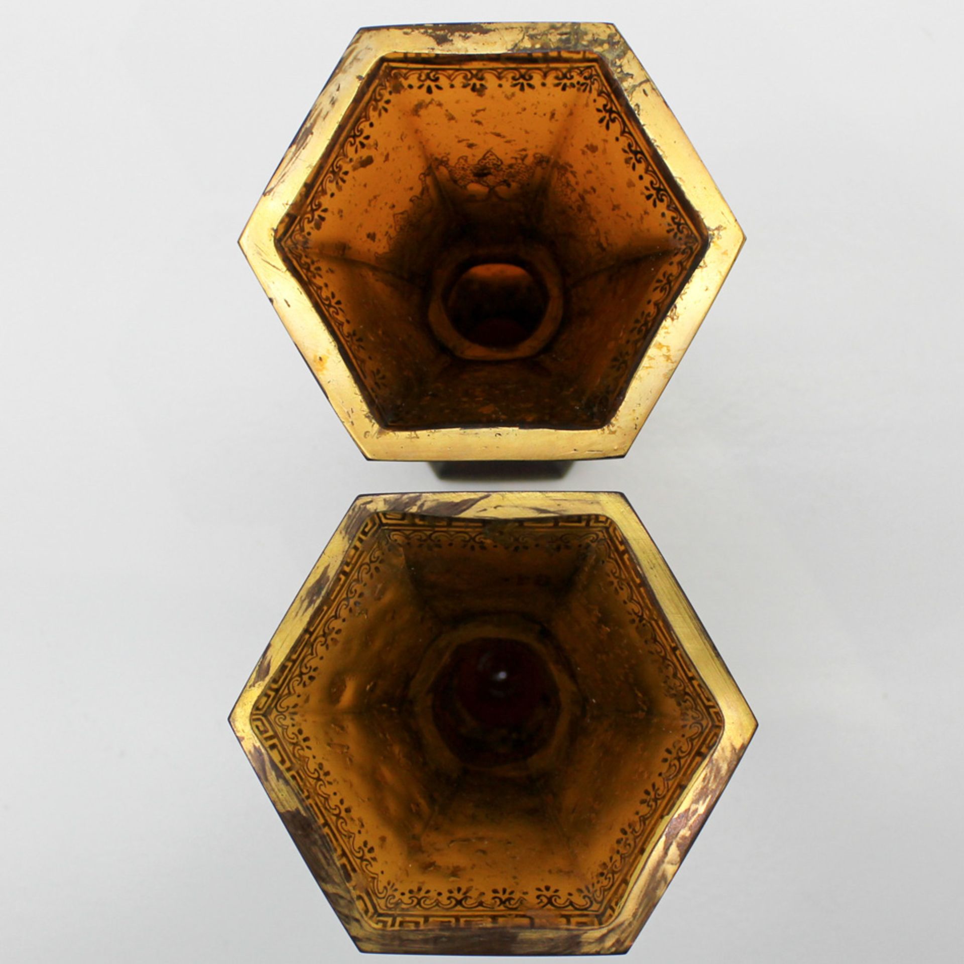 Pair of Peking Glass Vases Gold flecks against an amber ground, 18 x 9 x 8 cm. - Bild 6 aus 6