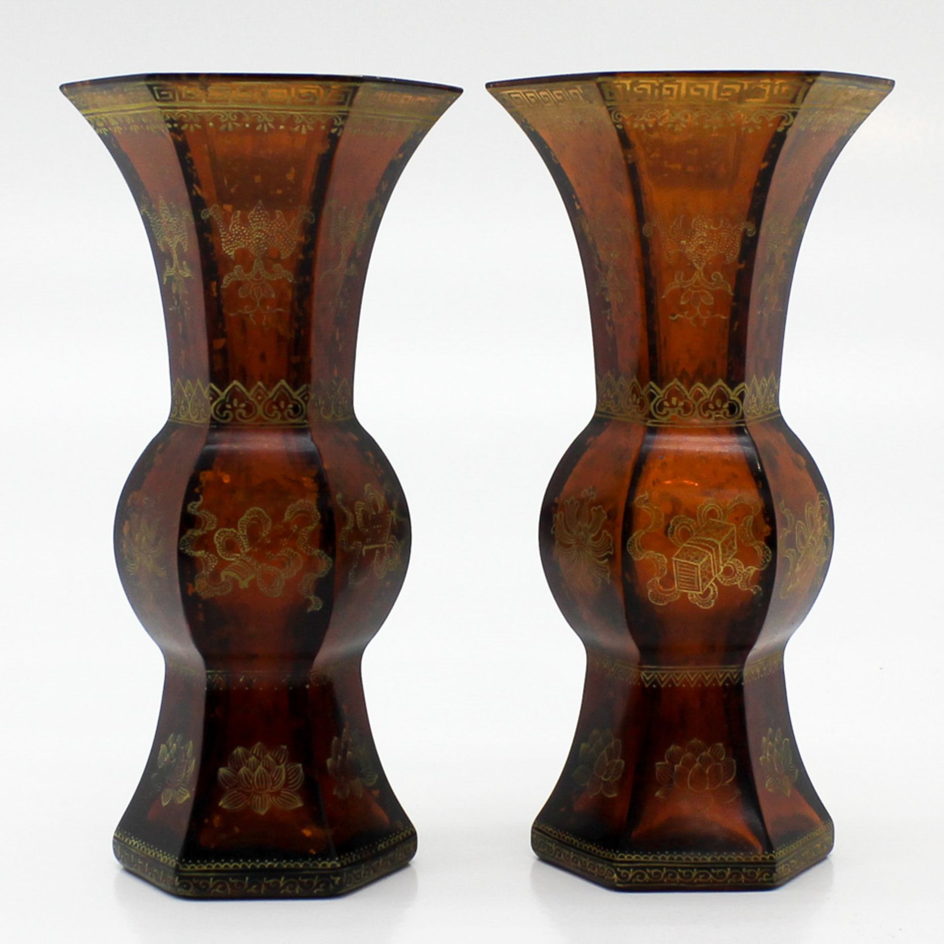 Pair of Peking Glass Vases Gold flecks against an amber ground, 18 x 9 x 8 cm. - Bild 3 aus 6