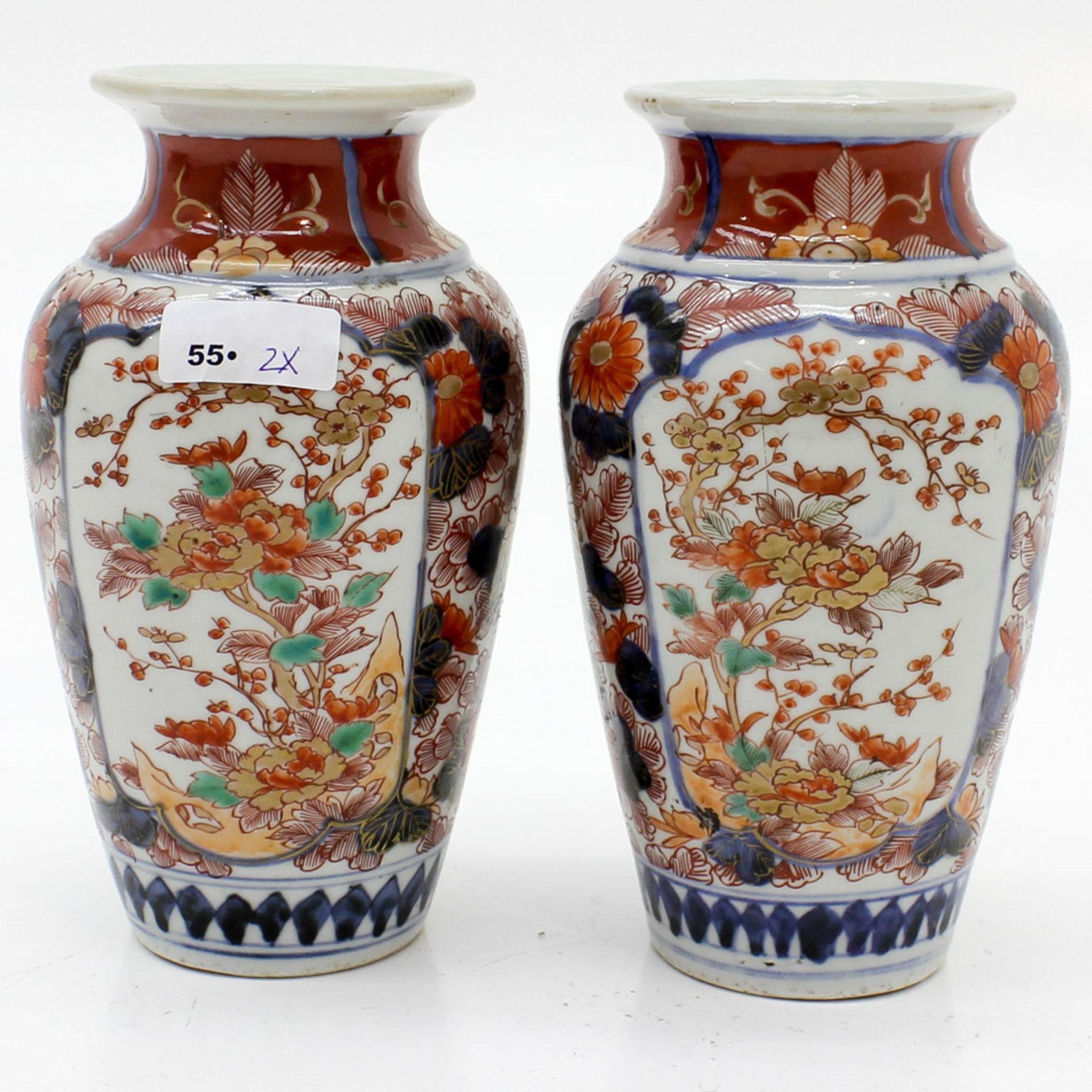 Lot of 2 Imari Vases In traditional decor and floral palette, 19 x 11 x 11 cm.