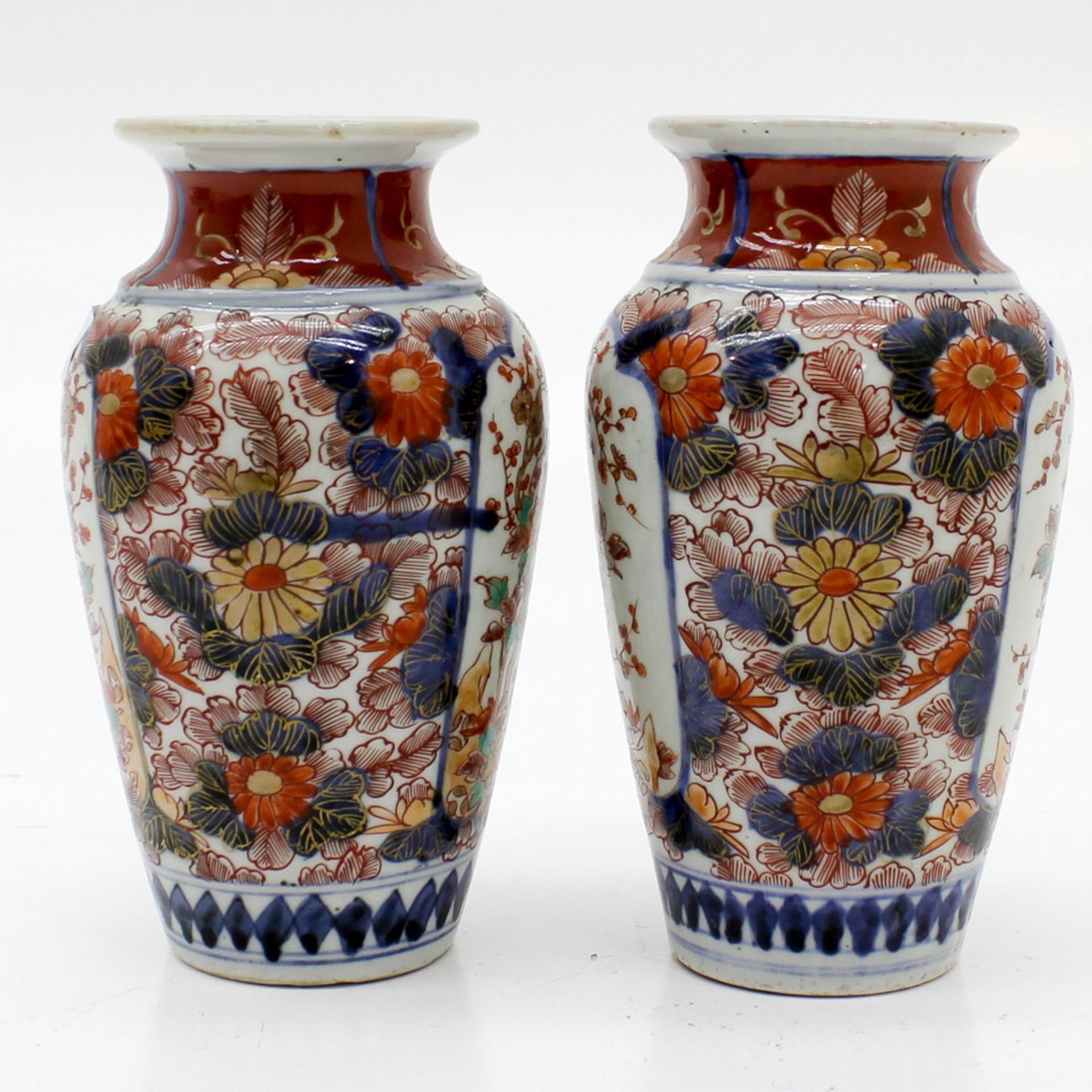 Lot of 2 Imari Vases In traditional decor and floral palette, 19 x 11 x 11 cm. - Bild 2 aus 6