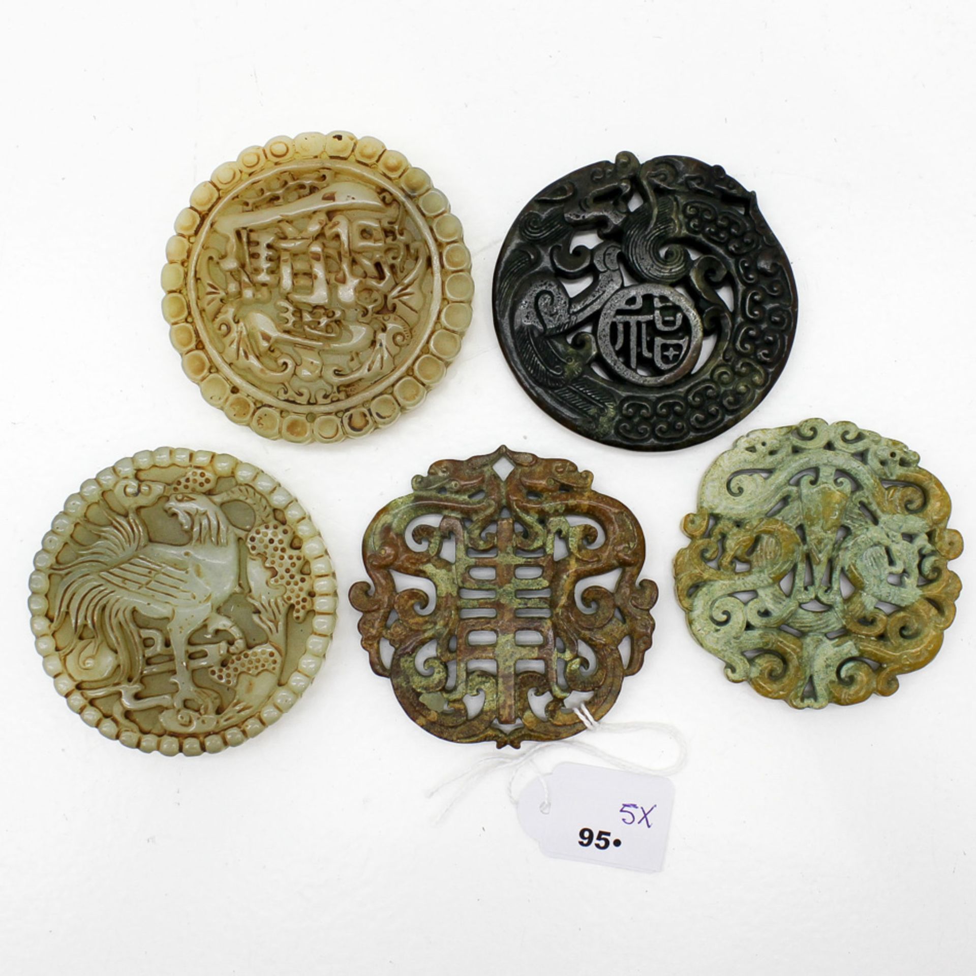 Lot of 5 Carved Chinese Jade Plaques 7 cm in diameter. - Bild 2 aus 2