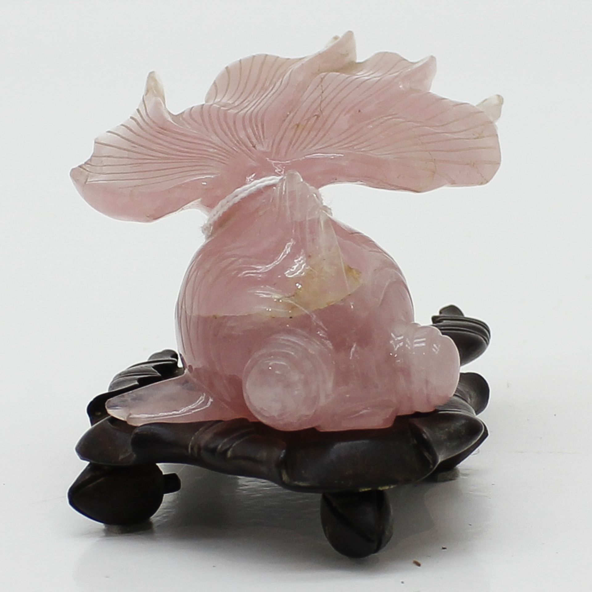 Carved Rose Quartz Chinese Koi Fish On wooden base, small chips on fin of Koi, 7 x 13 x 7 cm. - Bild 2 aus 6