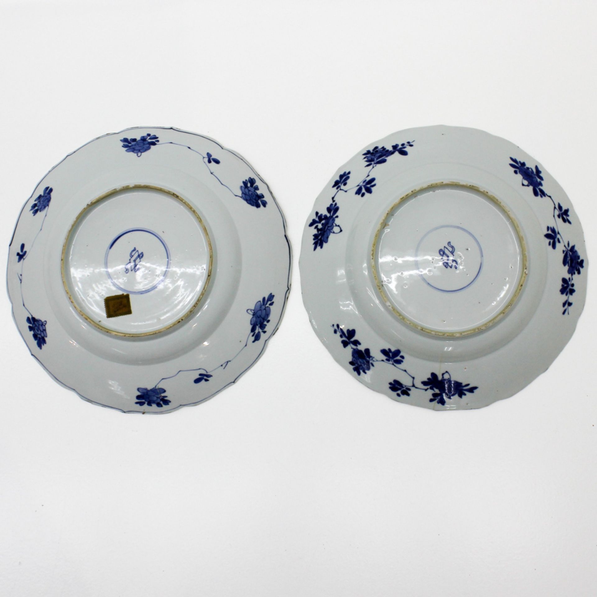 A Fine Lot of 2 18th Century China Porcelain Kang-shi In full blue and white floral decor, very fine - Bild 2 aus 2