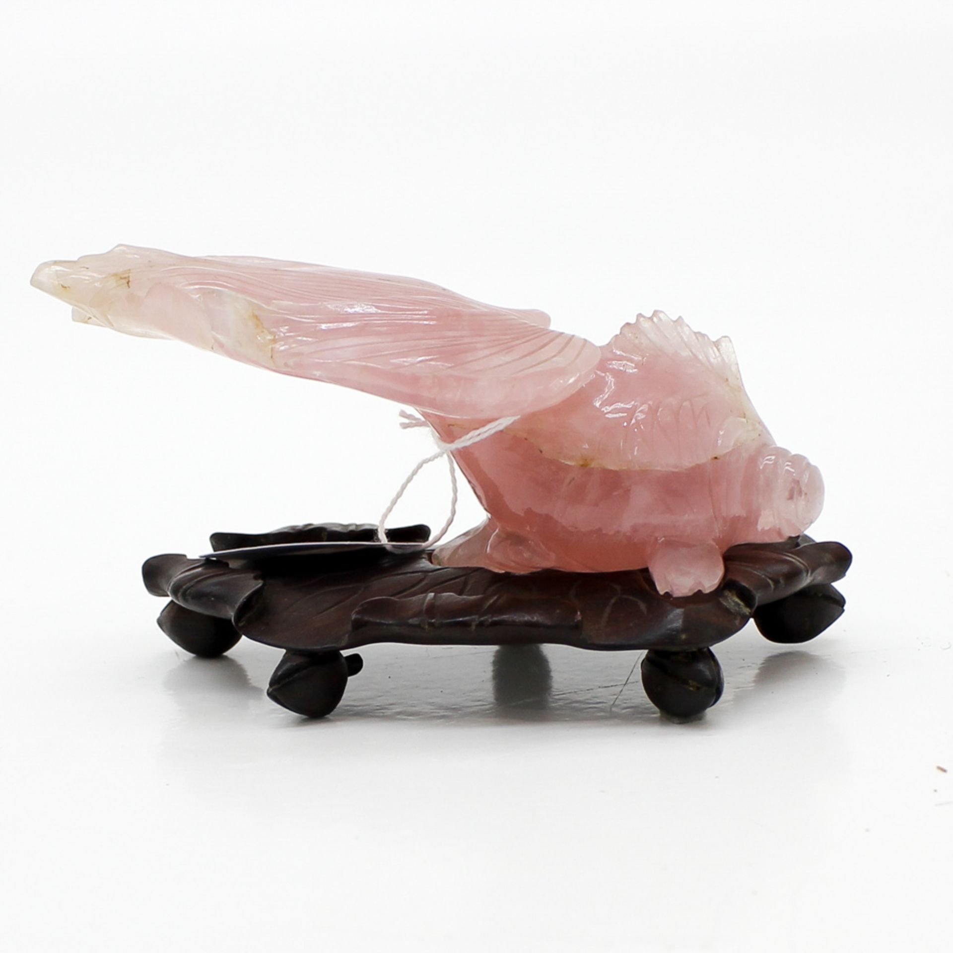 Carved Rose Quartz Chinese Koi Fish On wooden base, small chips on fin of Koi, 7 x 13 x 7 cm. - Bild 3 aus 6
