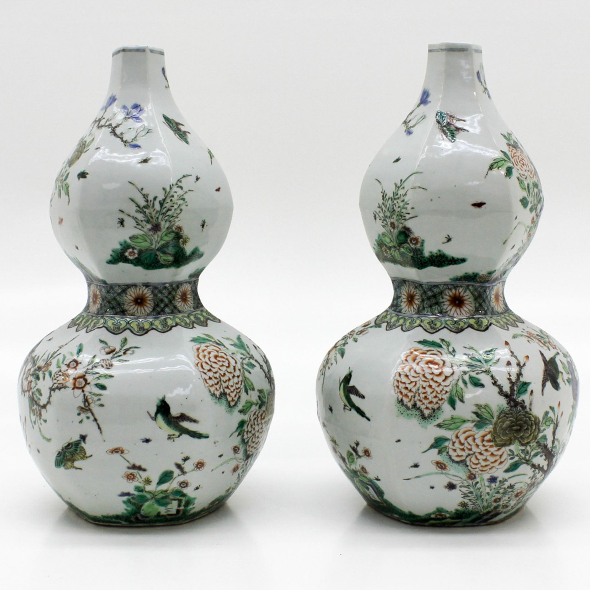 Pair of China Porcelain Double Gord Vases Family Verte Beautifully painted in fine details depicting - Bild 3 aus 6