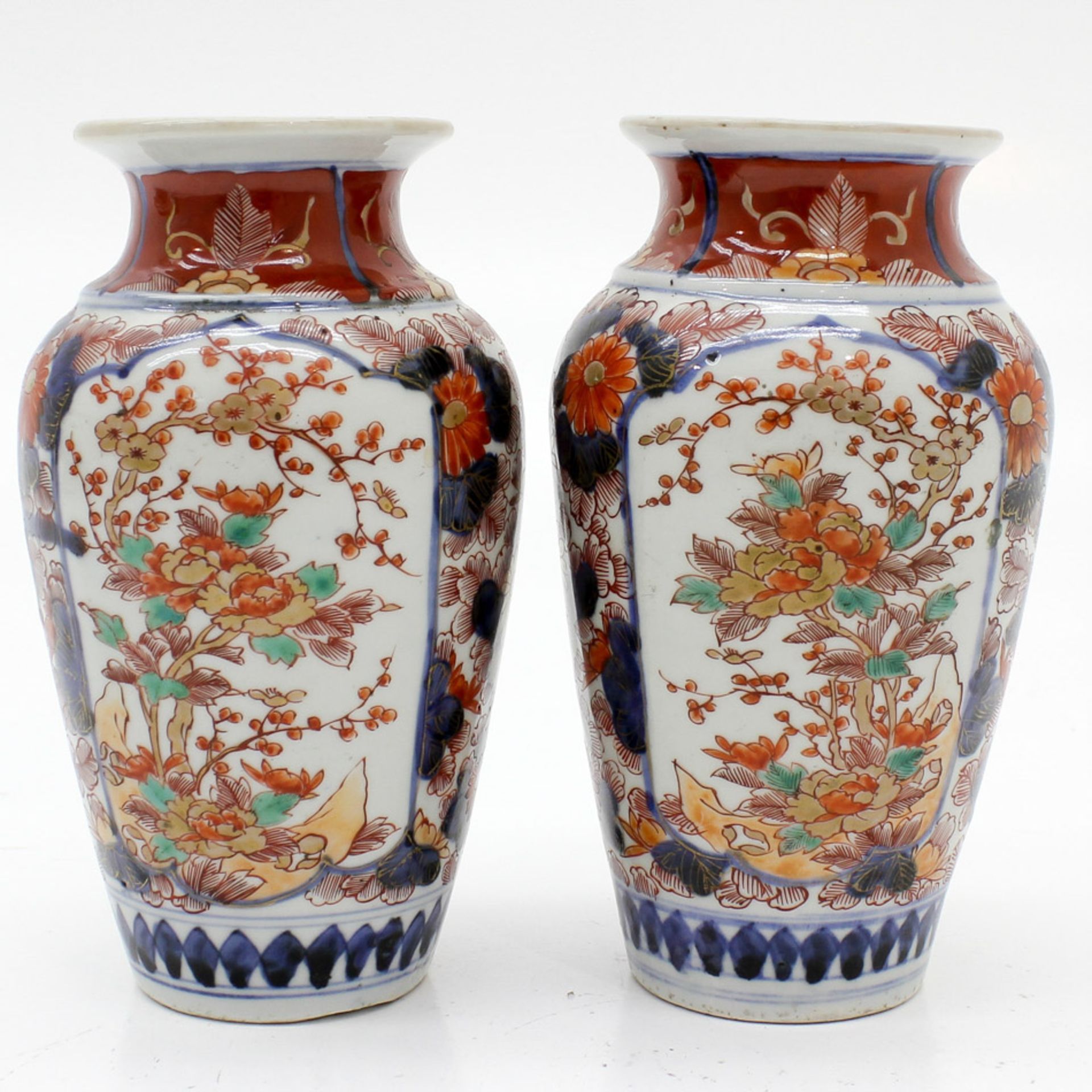 Lot of 2 Imari Vases In traditional decor and floral palette, 19 x 11 x 11 cm. - Bild 3 aus 6