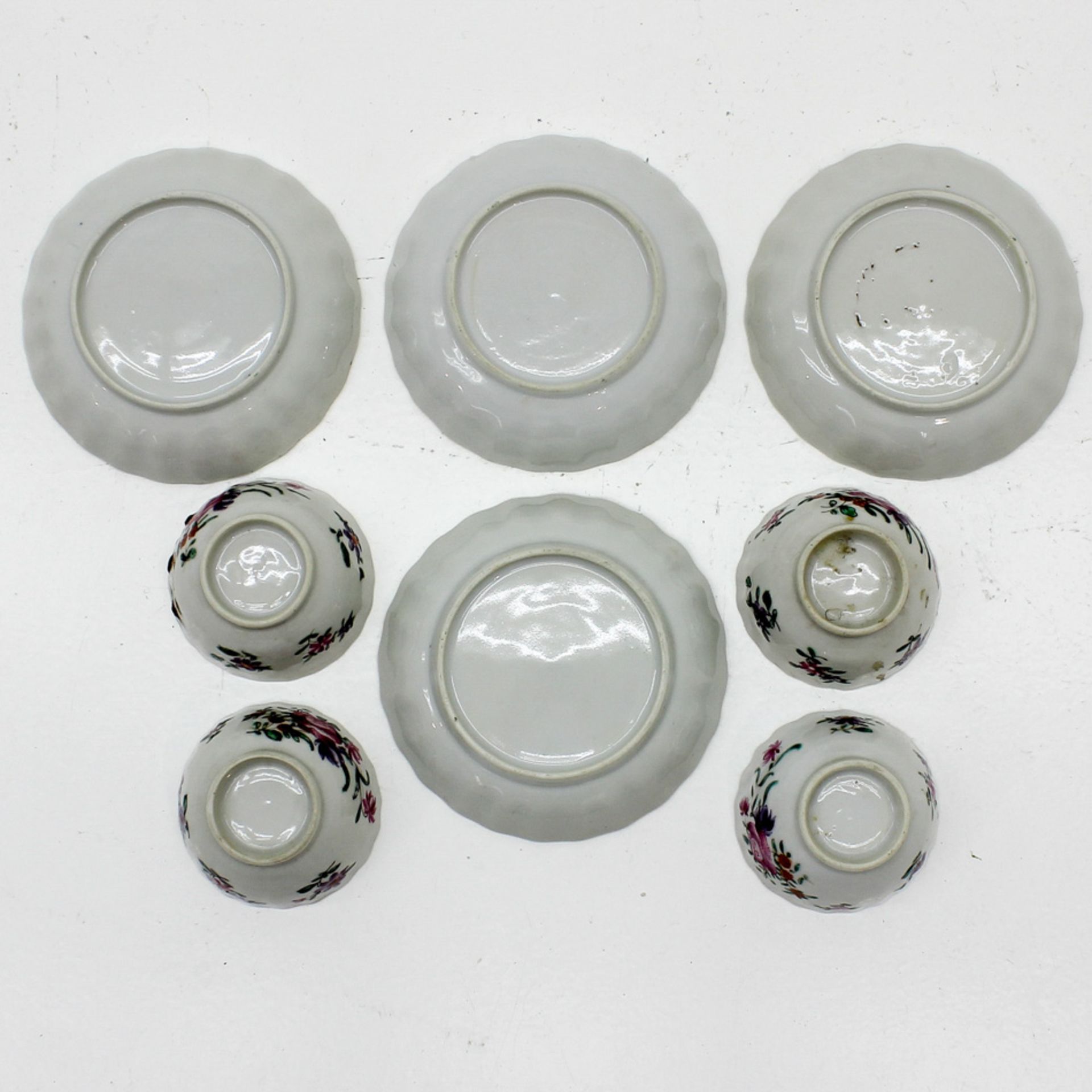 18th Century China Porcelain Family Rose Cups & Saucers Set of 4 cups and saucer sets, 1 saucer - Bild 3 aus 3