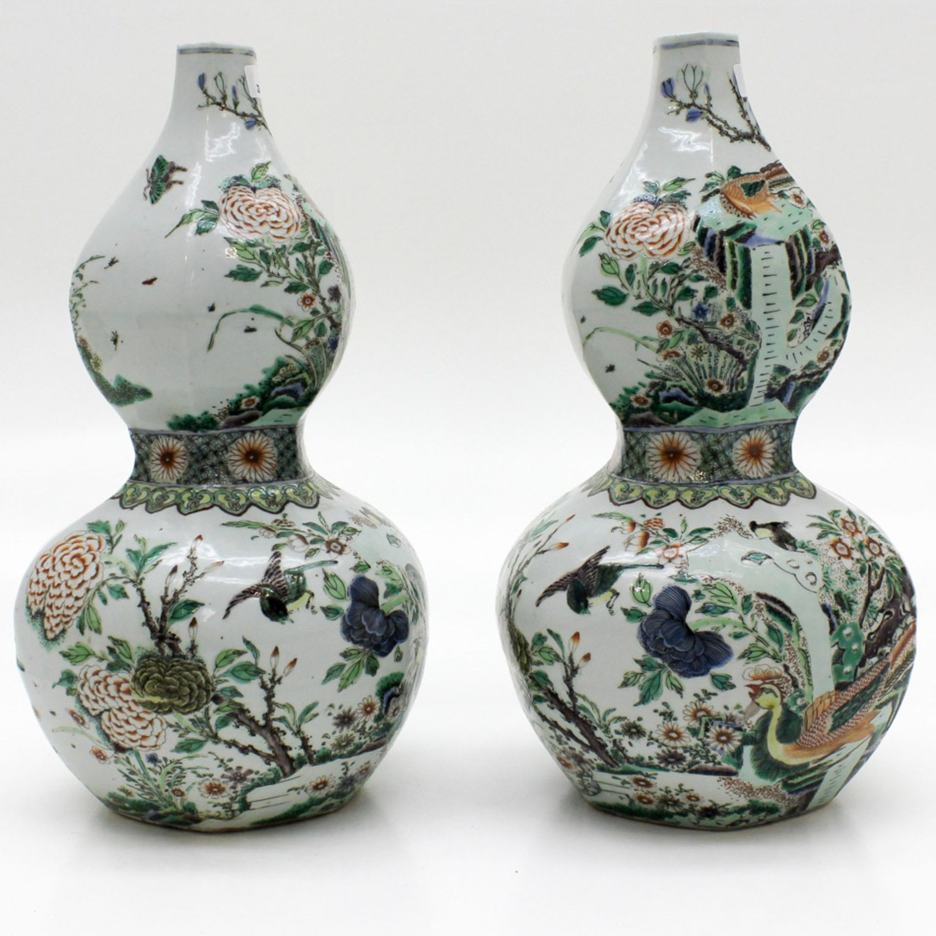 Pair of China Porcelain Double Gord Vases Family Verte Beautifully painted in fine details depicting - Bild 4 aus 6
