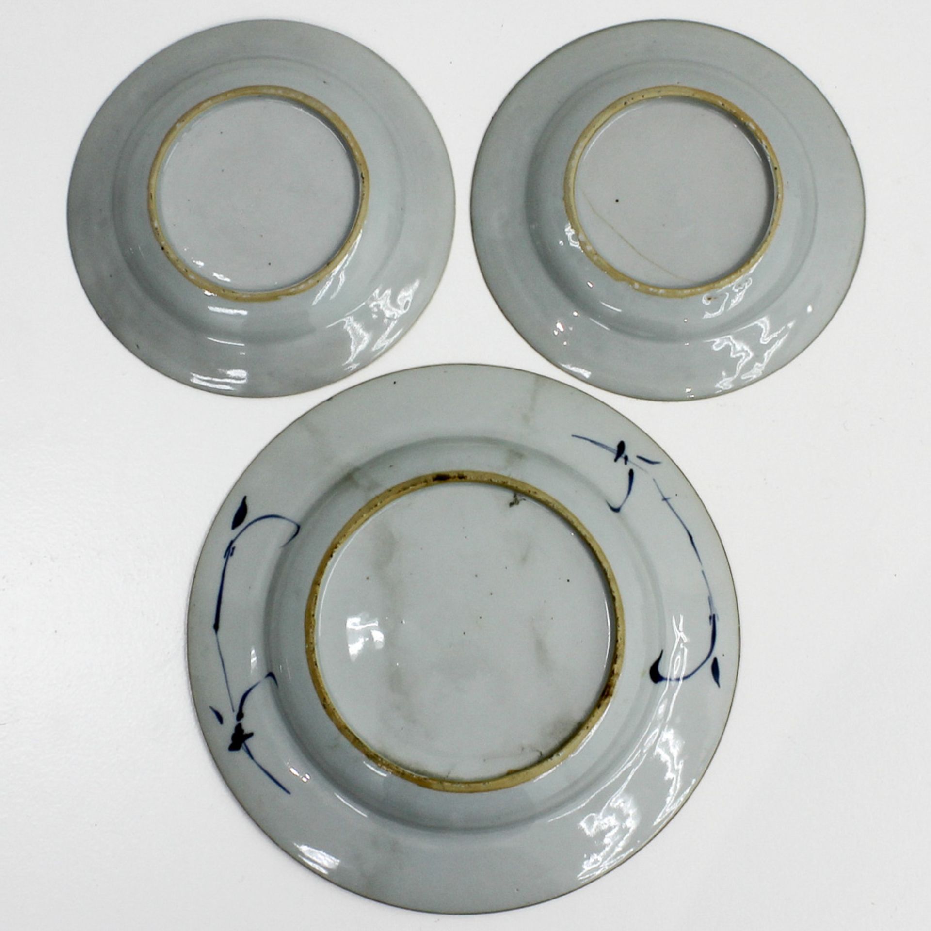 Lot of 3 China Porcelain Plates Including 1 Family Rose and 2 Blue and white decor, 1 small hairline - Bild 2 aus 2