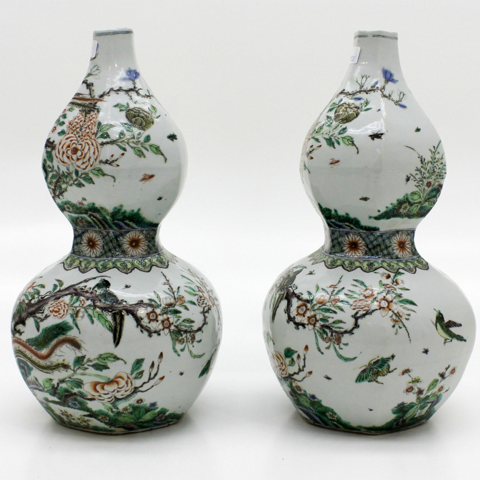 Pair of China Porcelain Double Gord Vases Family Verte Beautifully painted in fine details depicting - Bild 2 aus 6