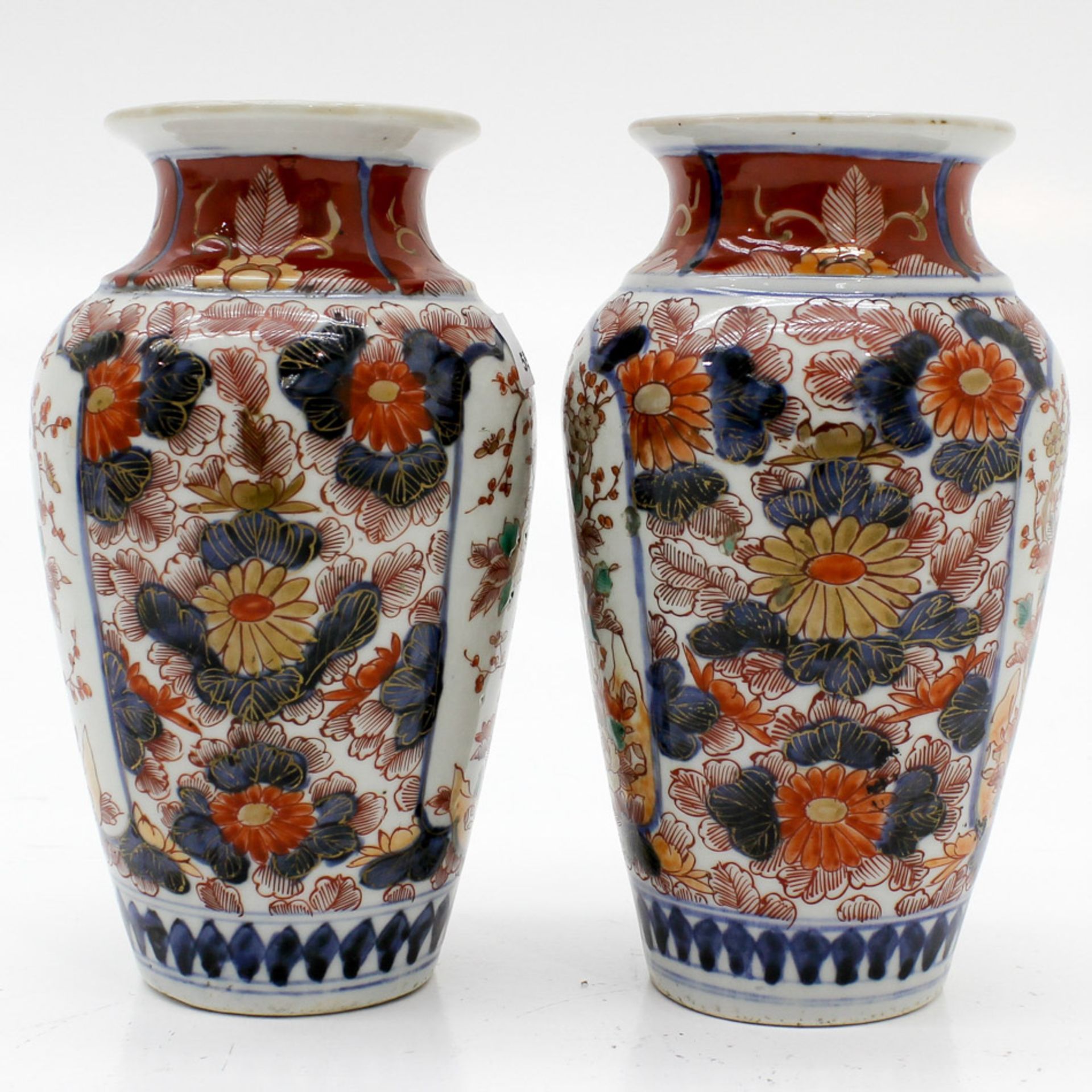 Lot of 2 Imari Vases In traditional decor and floral palette, 19 x 11 x 11 cm. - Bild 4 aus 6