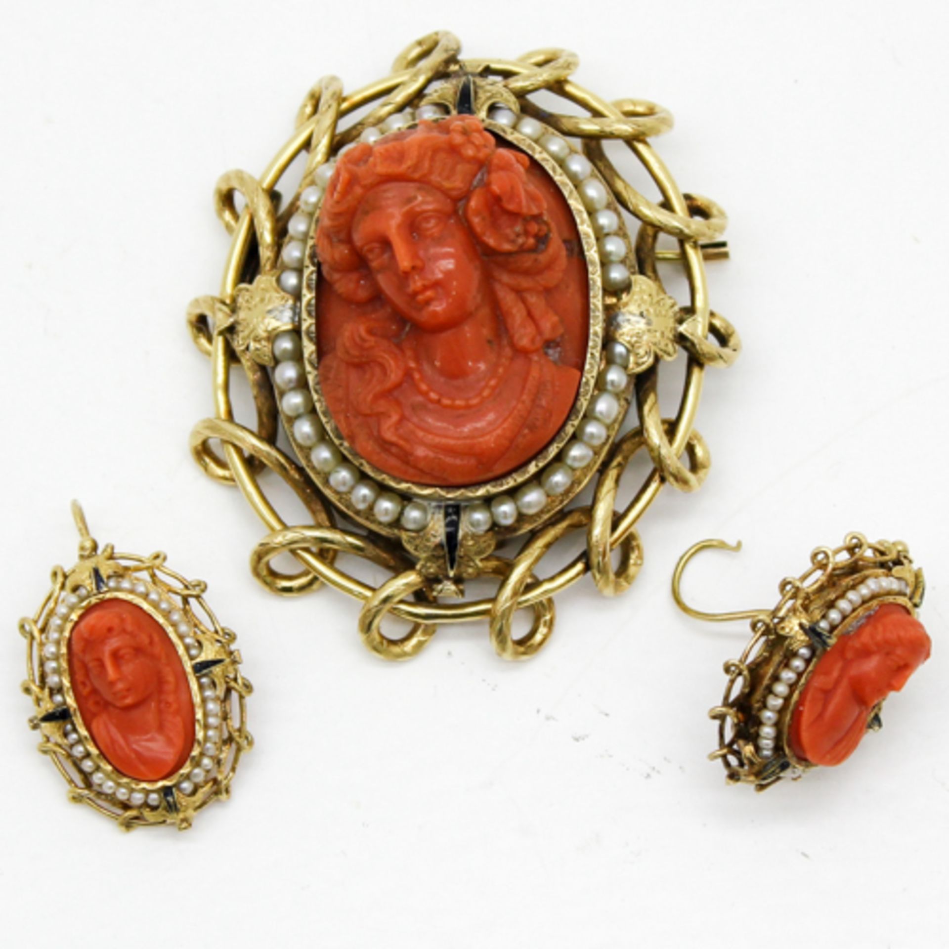 BEAUTIFUL CARVED ITALIAN RED CORAL SET CIRCA 1900 A rare set consisting of brooch and earrings,