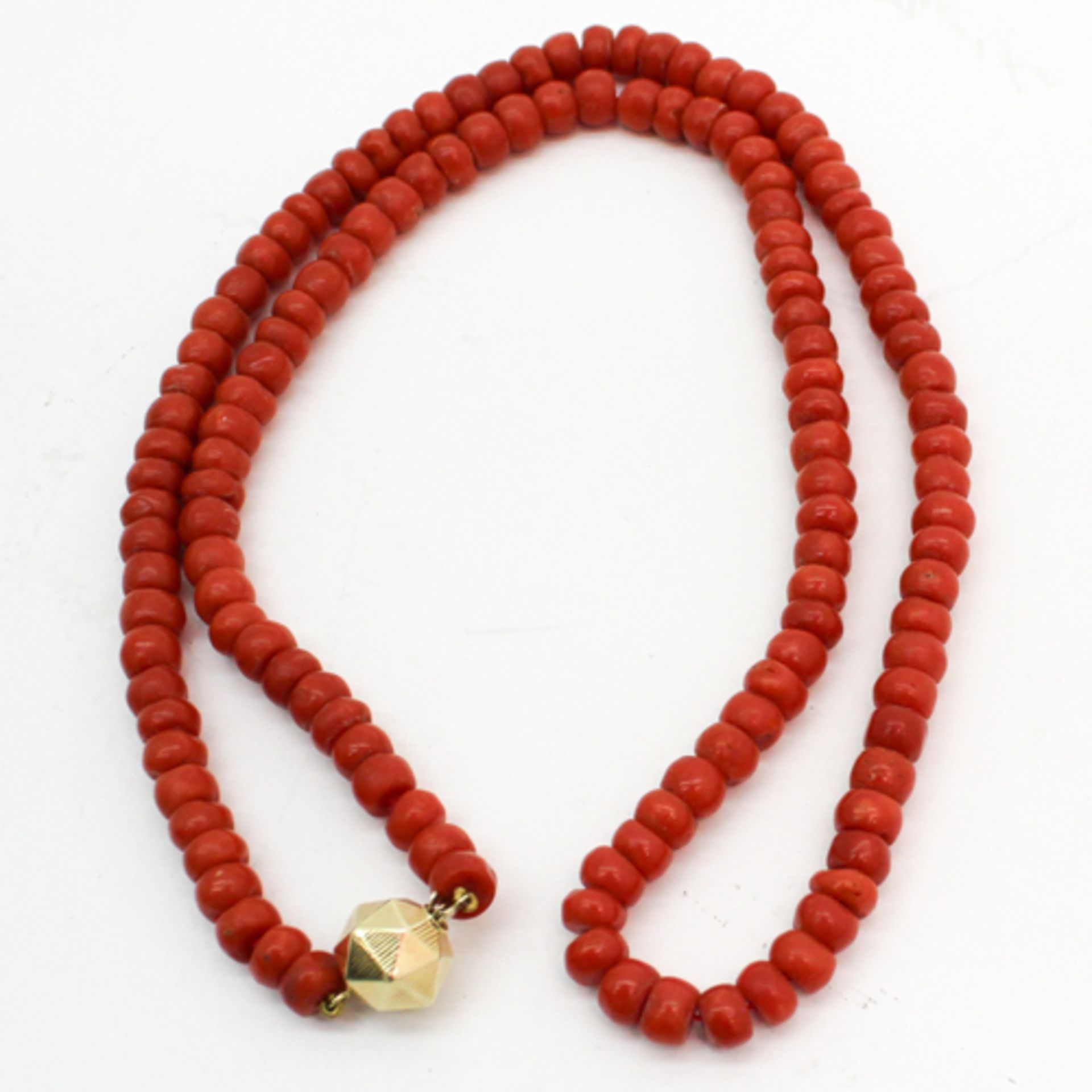 RED CORAL NECKLACE ON 14KG CLASP Coral is 8 mm diameter, 58 gram.