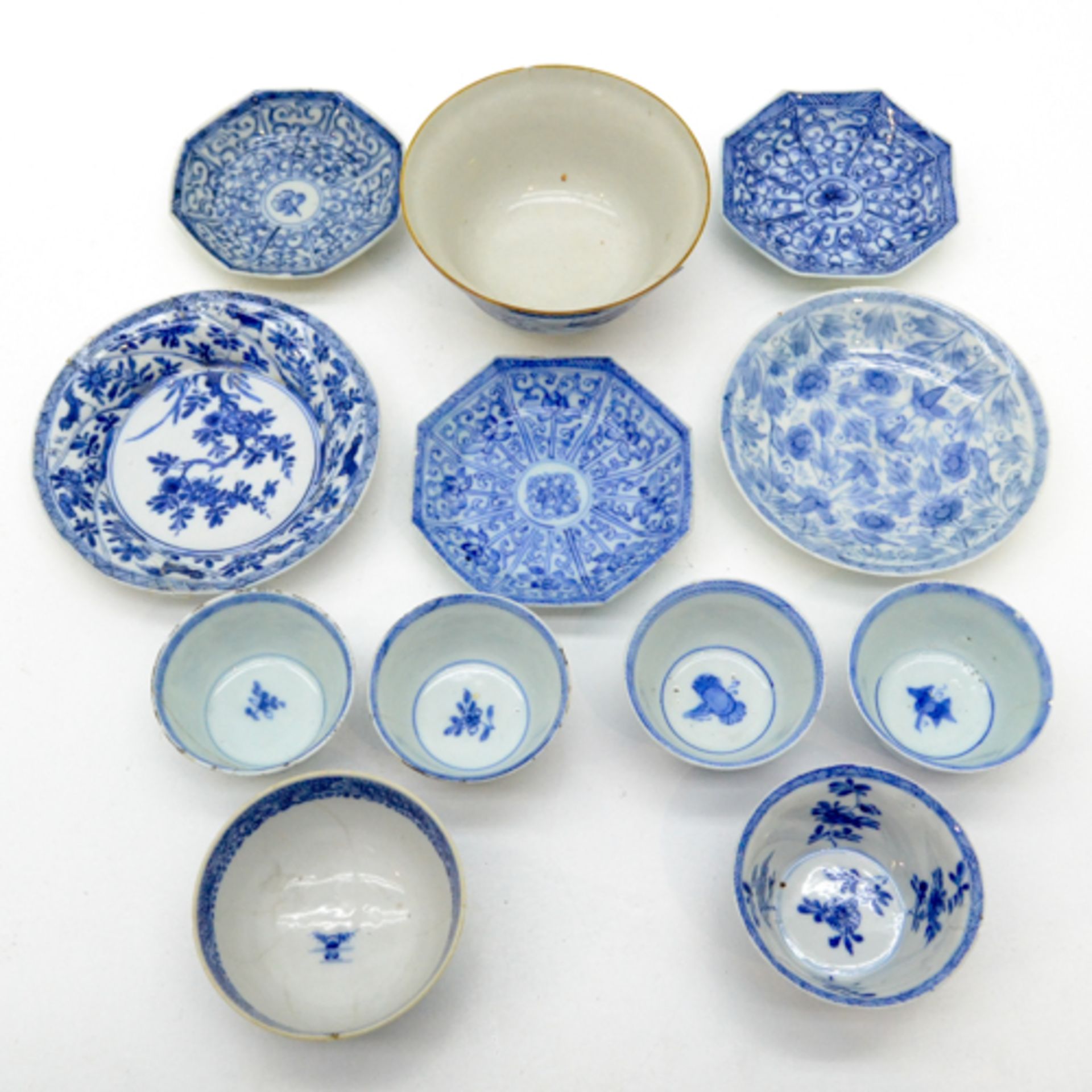LOT OF 12 CHINA PORCELAIN PLATES Largest is 13 cm in diameter, in diverse conditions. - Bild 2 aus 3