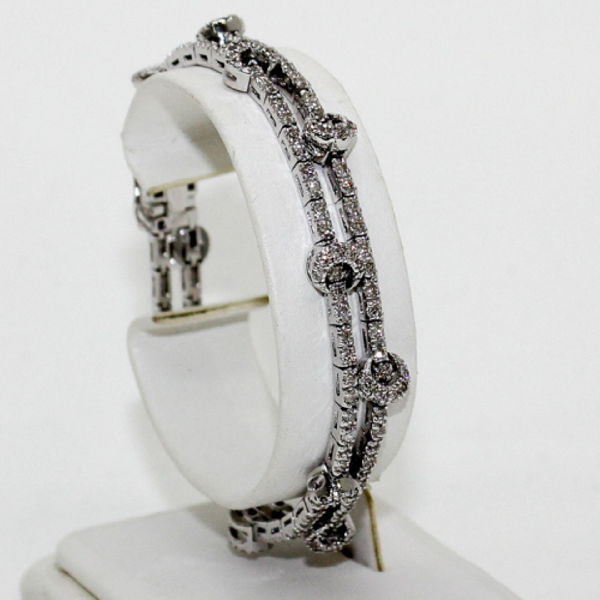 18WKG LADIES DIAMOND BRACELET APPROX. 2.2 CTW Beautiful ladies diamond bracelet with approximately
