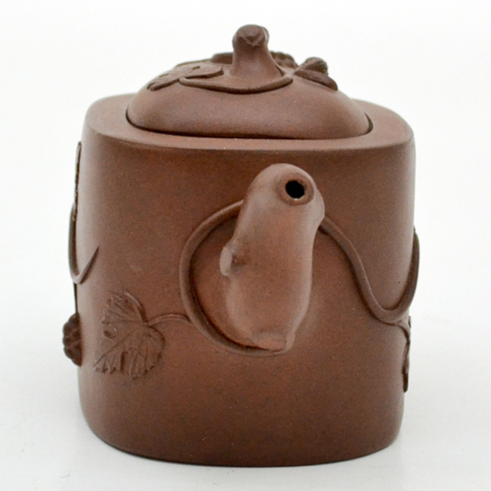 YIXING TEAPOT Decor of grapes and squirrels, Marked in lid and bottom, 11 cm tall. - Bild 2 aus 6