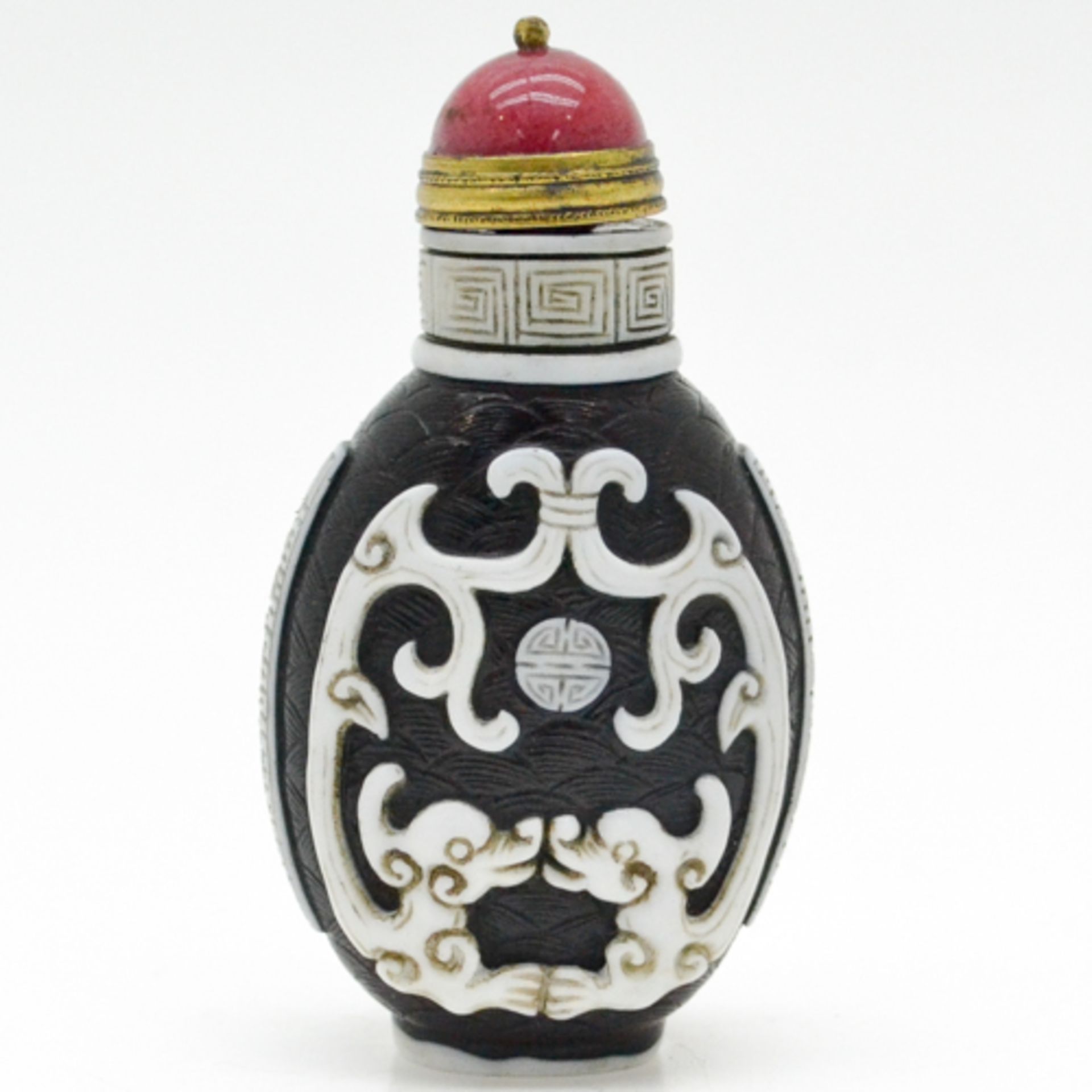 SNUFF BOTTLE WITH FINE CARVINGS 8 cm tall.