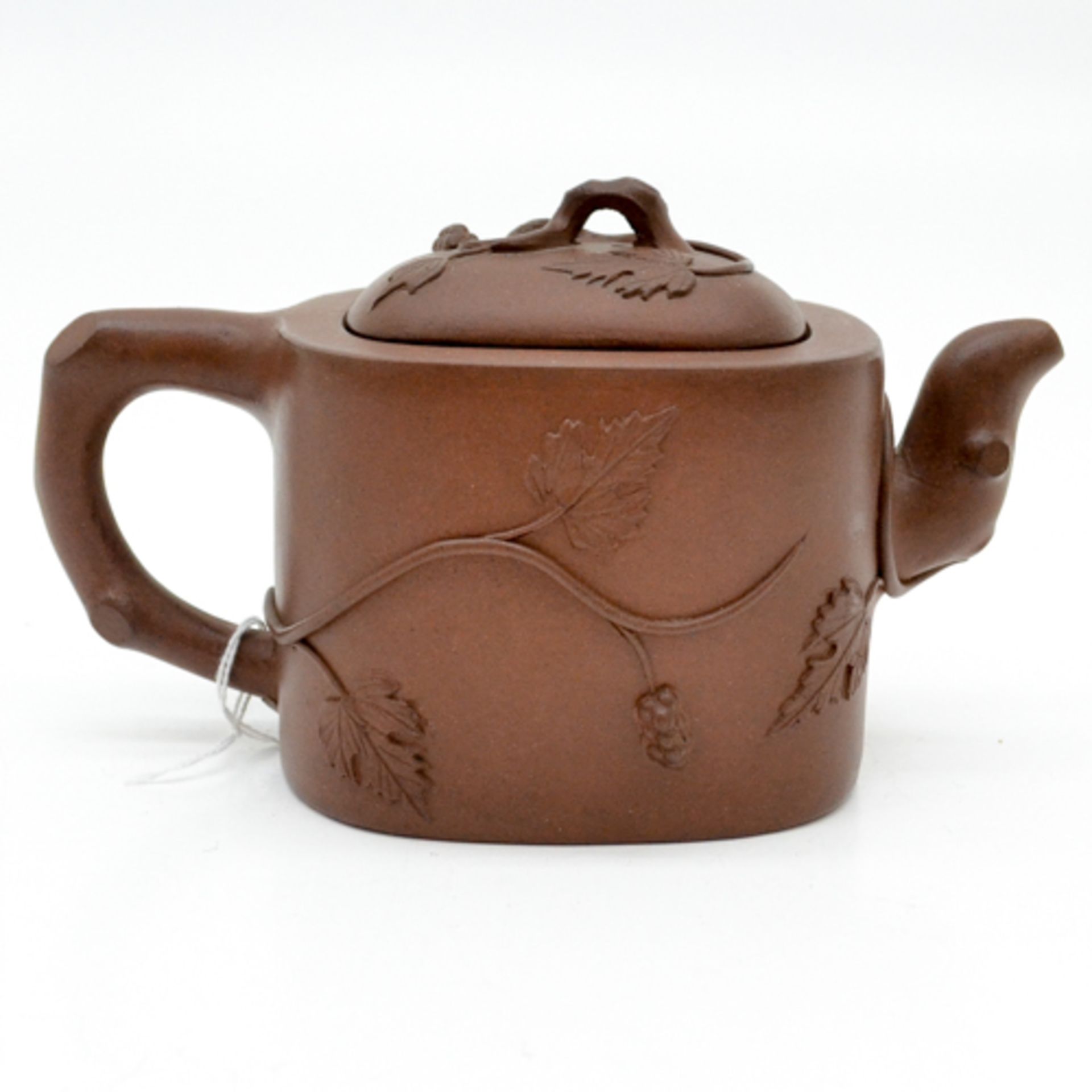 YIXING TEAPOT Decor of grapes and squirrels, Marked in lid and bottom, 11 cm tall. - Bild 3 aus 6