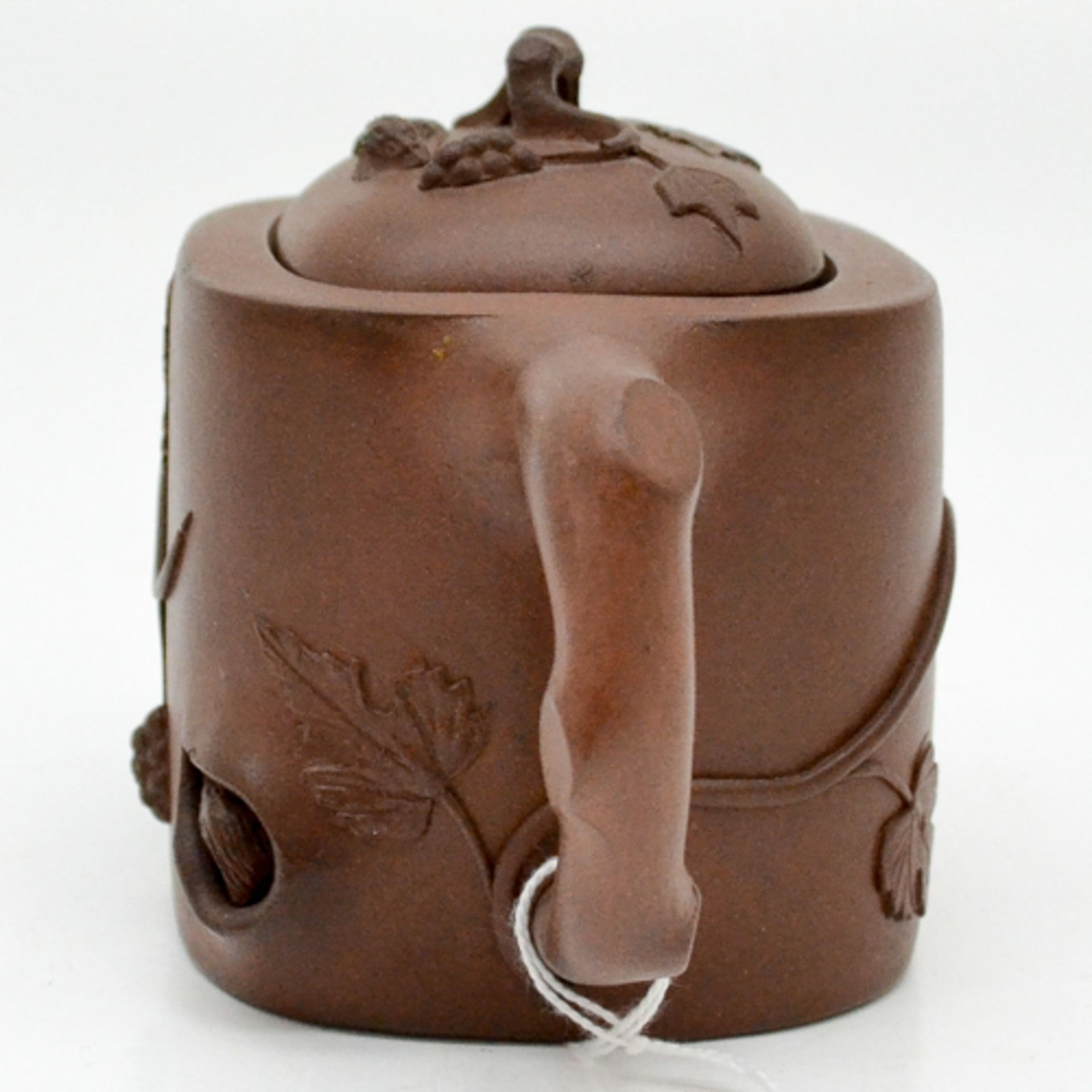 YIXING TEAPOT Decor of grapes and squirrels, Marked in lid and bottom, 11 cm tall. - Bild 4 aus 6