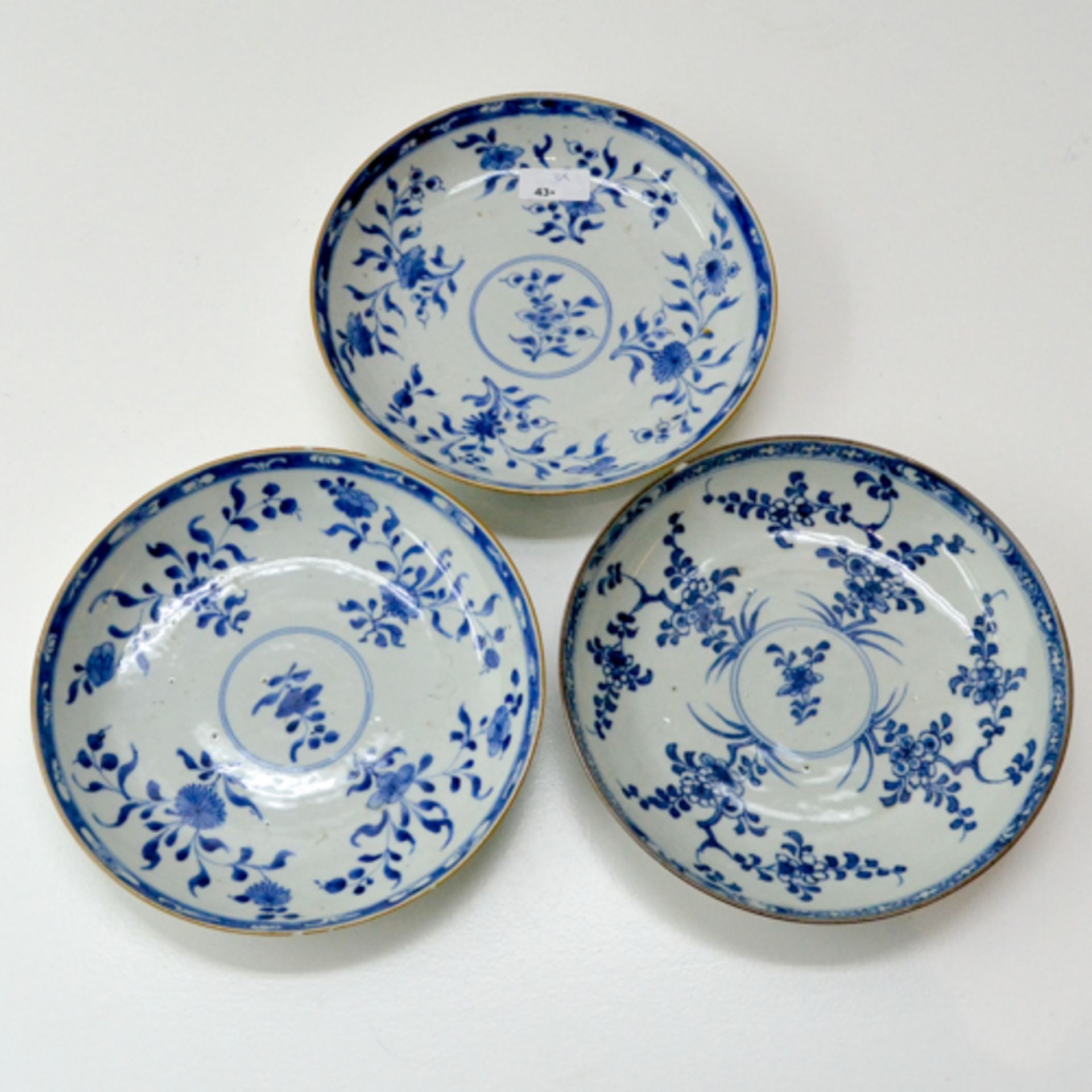 LOT OF 3 18th CENTURY CHINA PORCELAIN PLATES 22 cm in diameter, in diverse conditions.