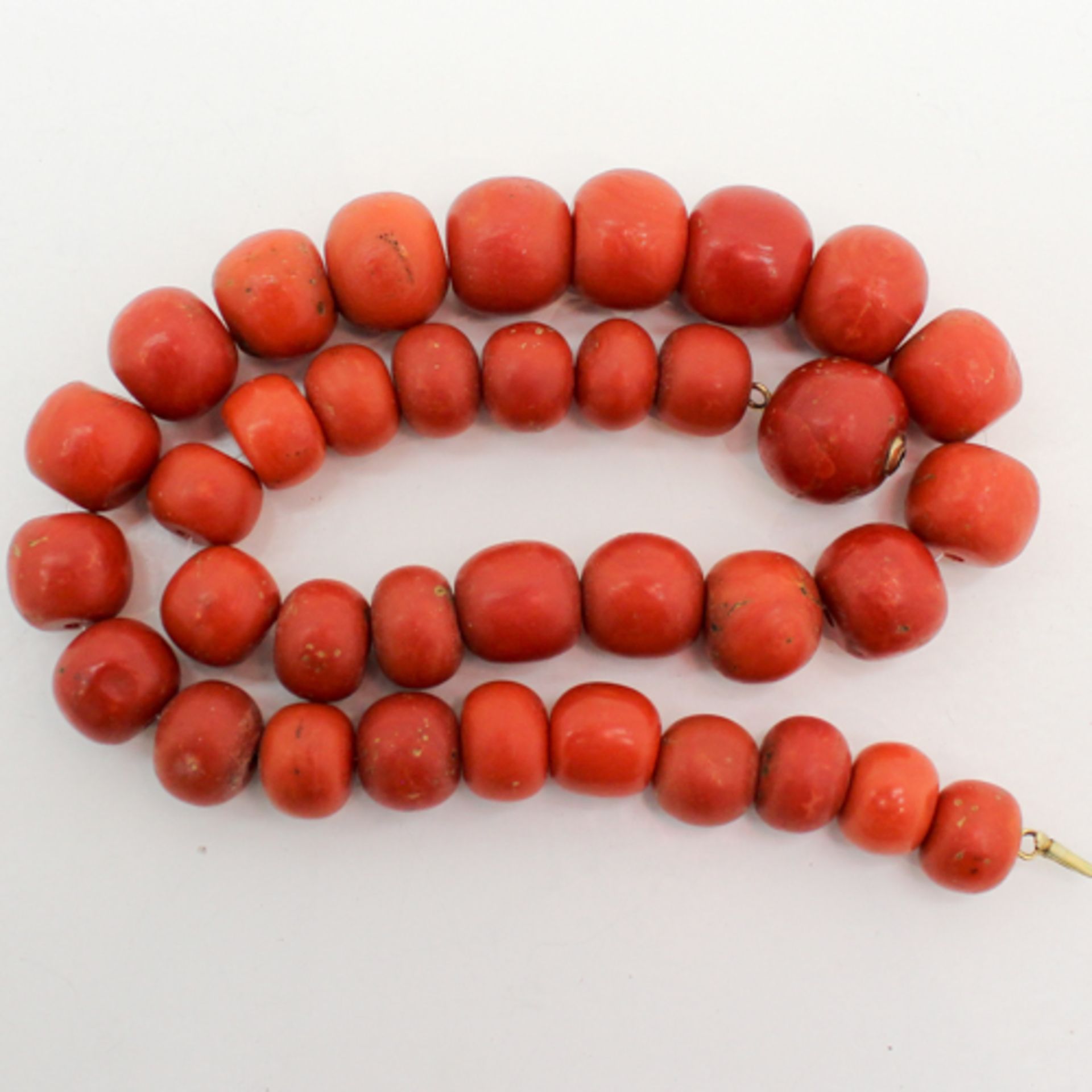 19TH CENTURY SINGLE STRAND RED CORAL NECKLACE Red coral is 13-17 mm in diameter, 139 gram. - Bild 2 aus 2