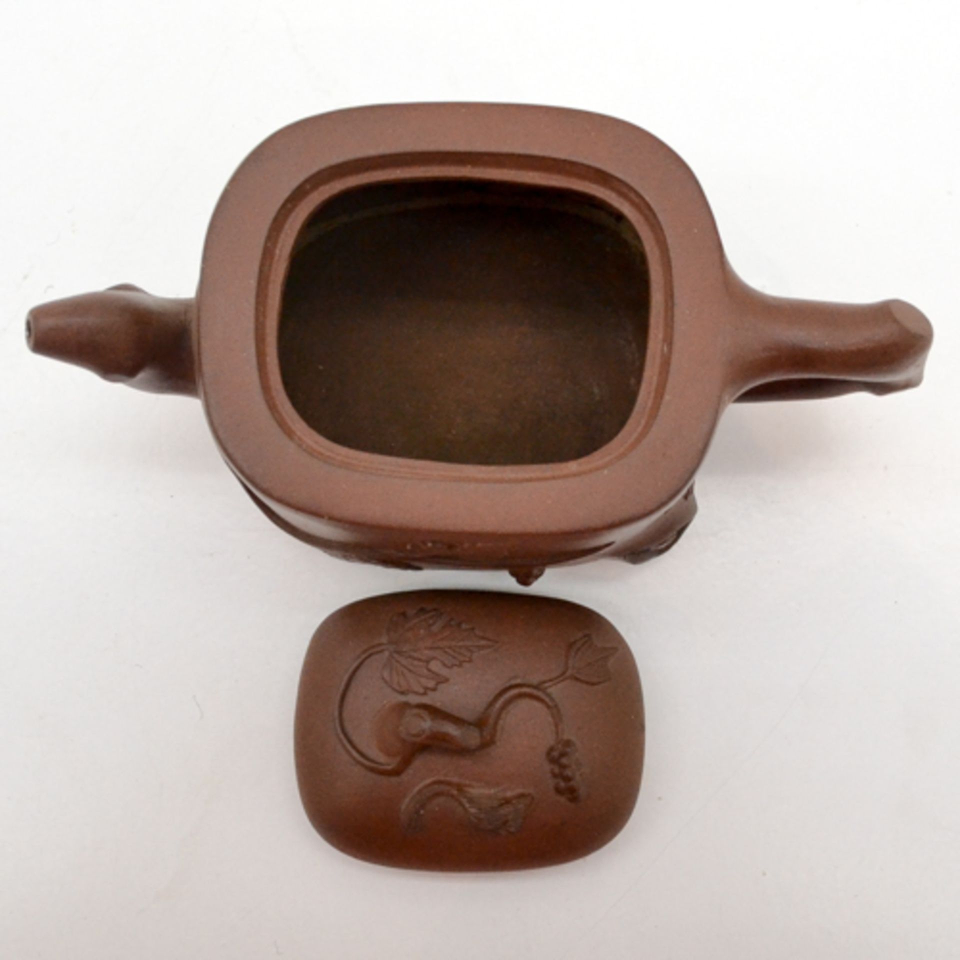 YIXING TEAPOT Decor of grapes and squirrels, Marked in lid and bottom, 11 cm tall. - Bild 5 aus 6