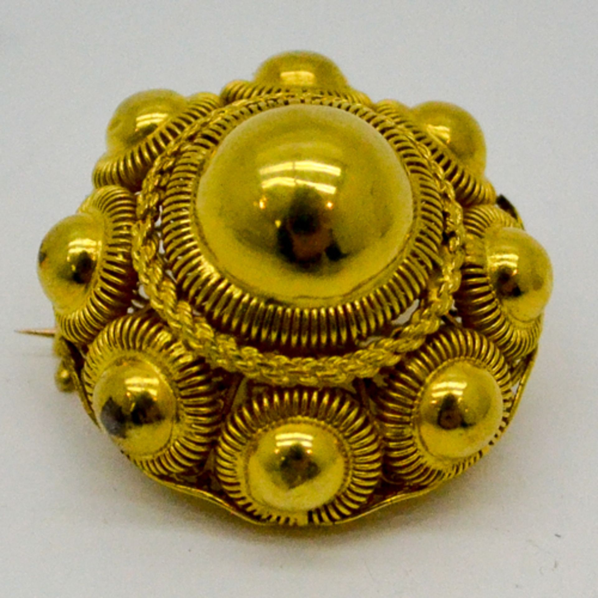 14KG ZEEUWSE KNOP BROOCH 35 mm in diameter, 19 gram.