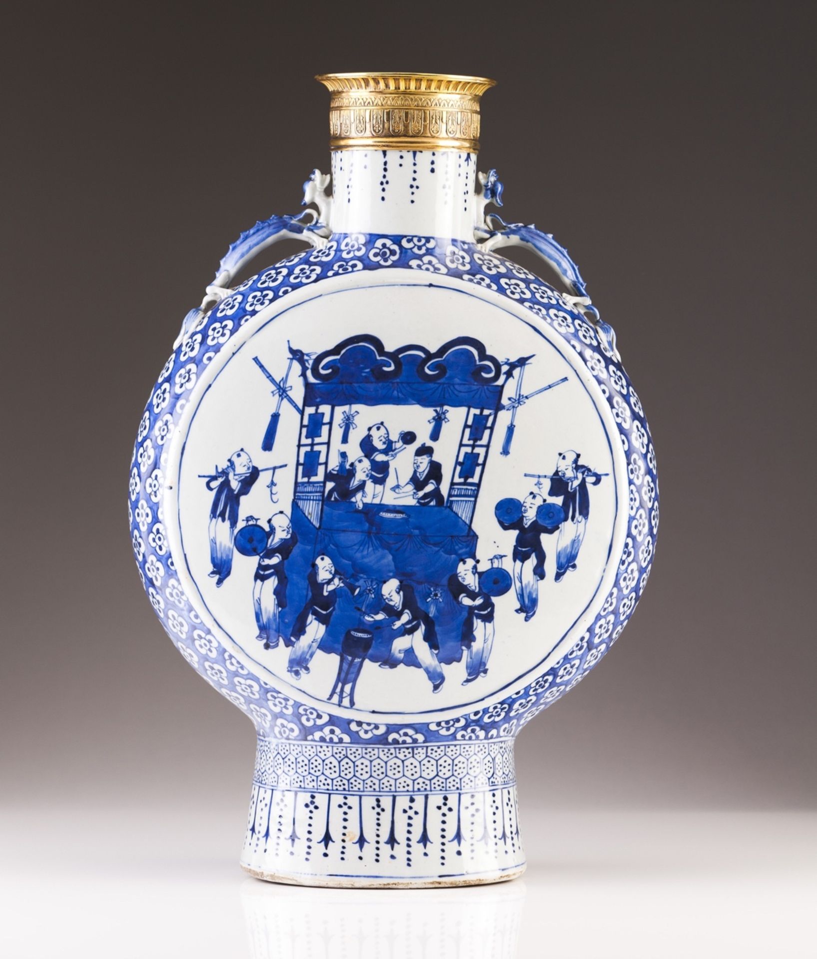 A large Minguo pilgrim's bottle  Chinese porcelain  Blue and white decoration with oriental