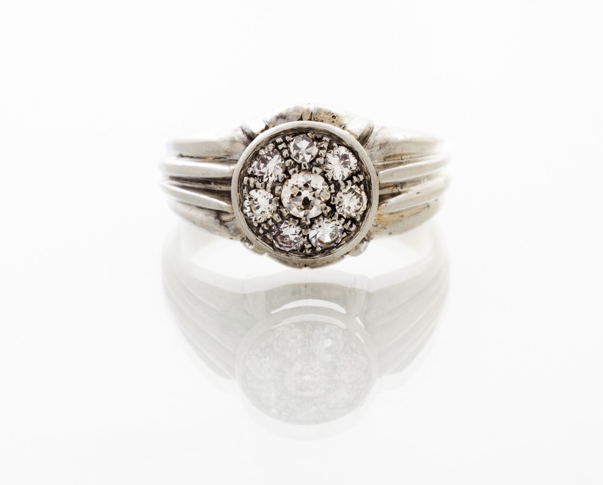 A diamond ring  Set in white gold with eight brillinat cut diamonds (ca. 0,30ct)  Portugal, 20th