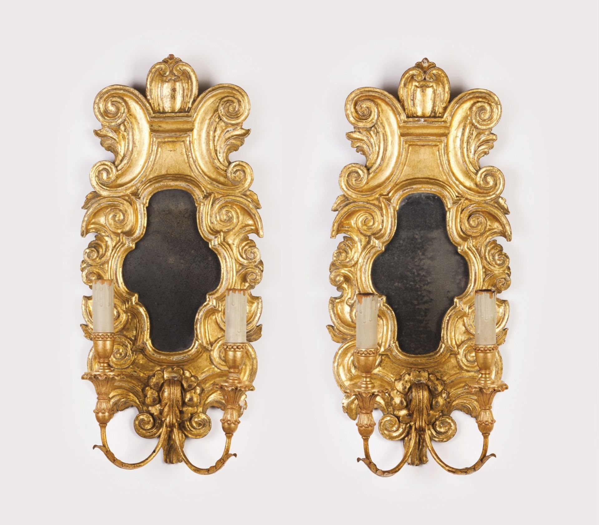 A pair of two-light wall lights  Carved and gilt wood with mirrors    63x29 cm