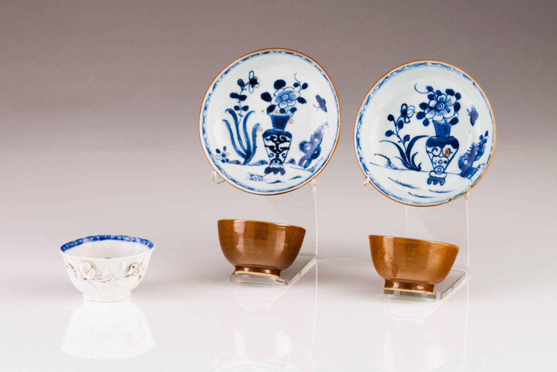A pair of Qianlong cups and saucers
Chinese export porcelain
Chocolate decoration with blue and