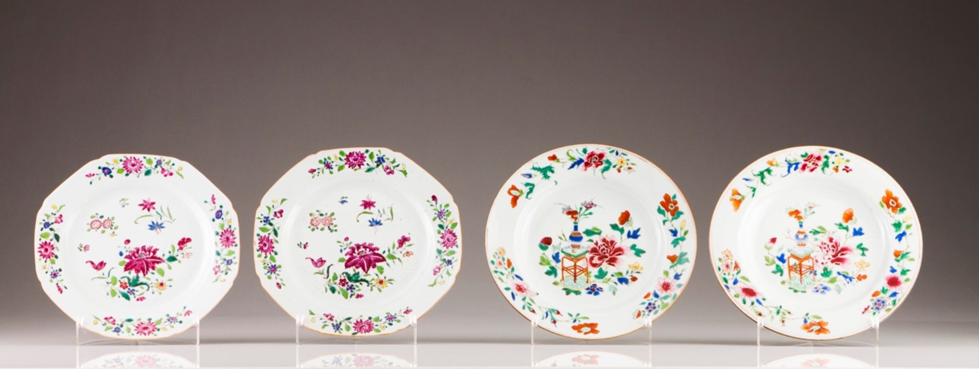 A pair of Qianlong octagonal plates
Chinese export porcelain
Polychrome decoration with flowers