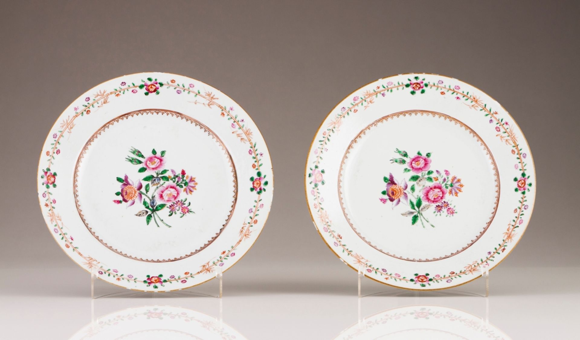 A pair of Qianlong plates
Chinese export porcelain
Polychrome decoration with flowers
Qianlong