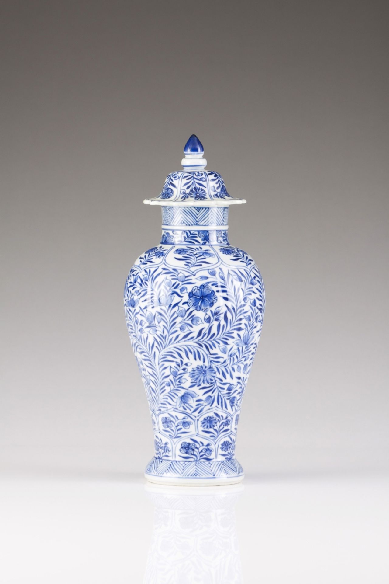 A Kangxi vase with cover
Chinese porcelain
Blue decoration depicting flowers
Kangxi Period (1662-