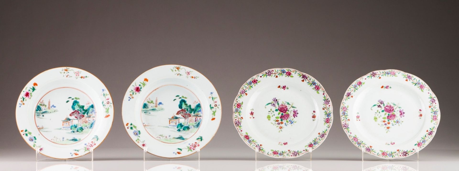 A pair of Qianlong plates
Chinese export porcelain
Polychrome decoration with flowers
Qianlong