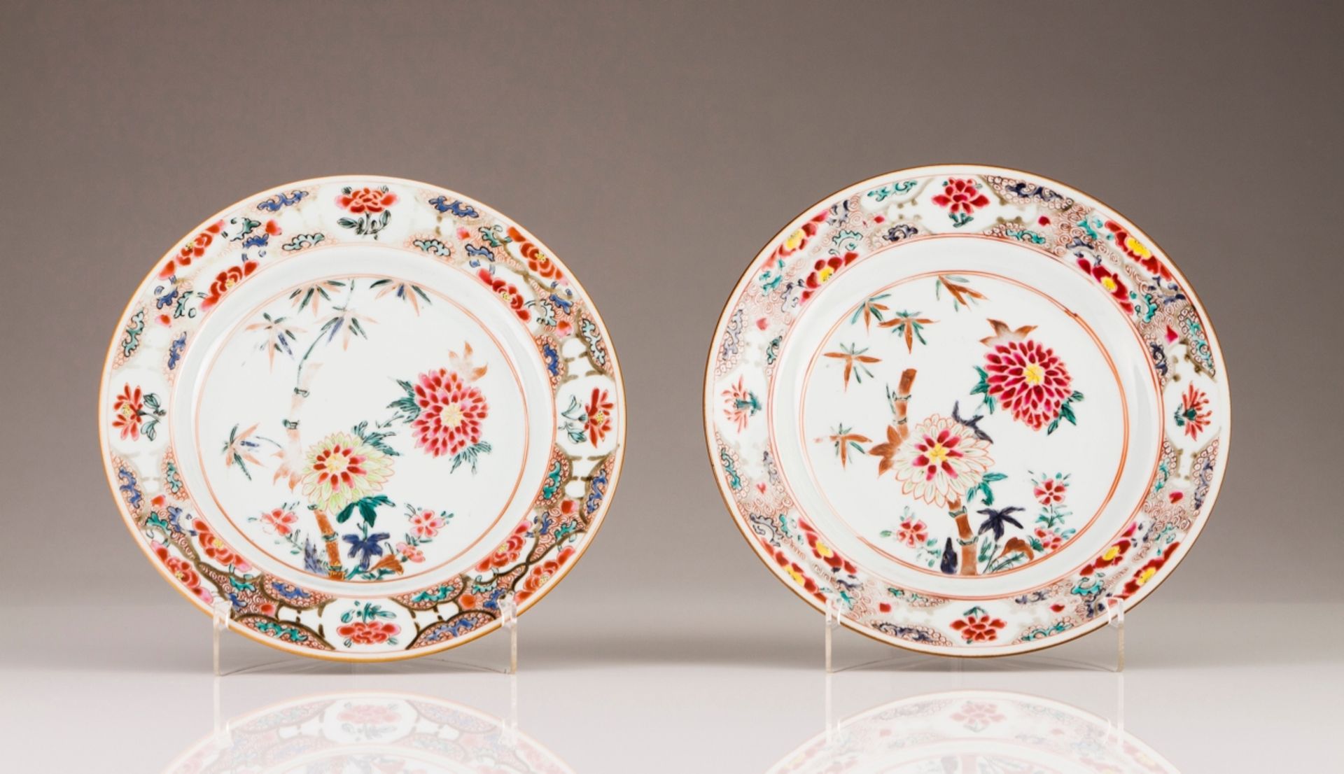 A pair of Yongzheng plates
Chinese export porcelain
Polychrome decoration with flowers
Yongzheng