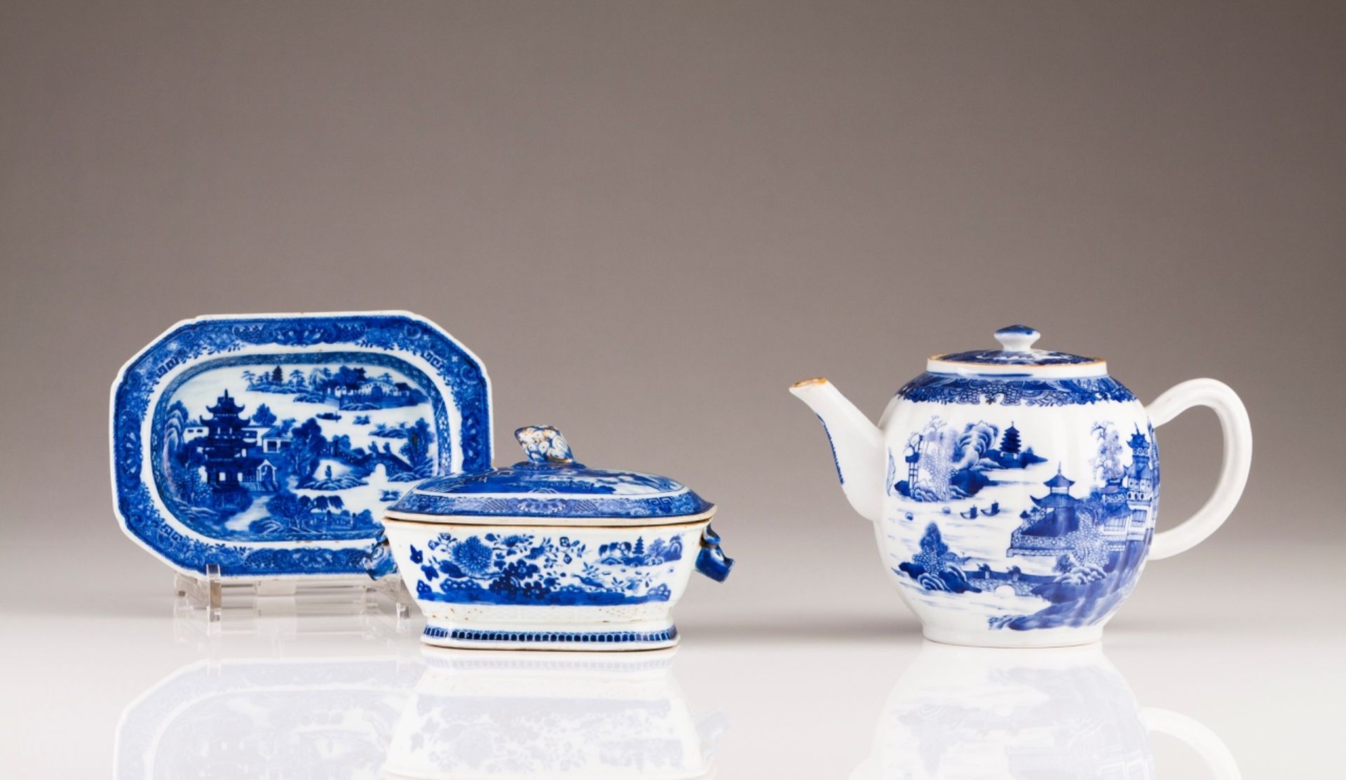 A small Qianlong octagonal tureen with dish and cover
Chinese export porcelain
Blue and white