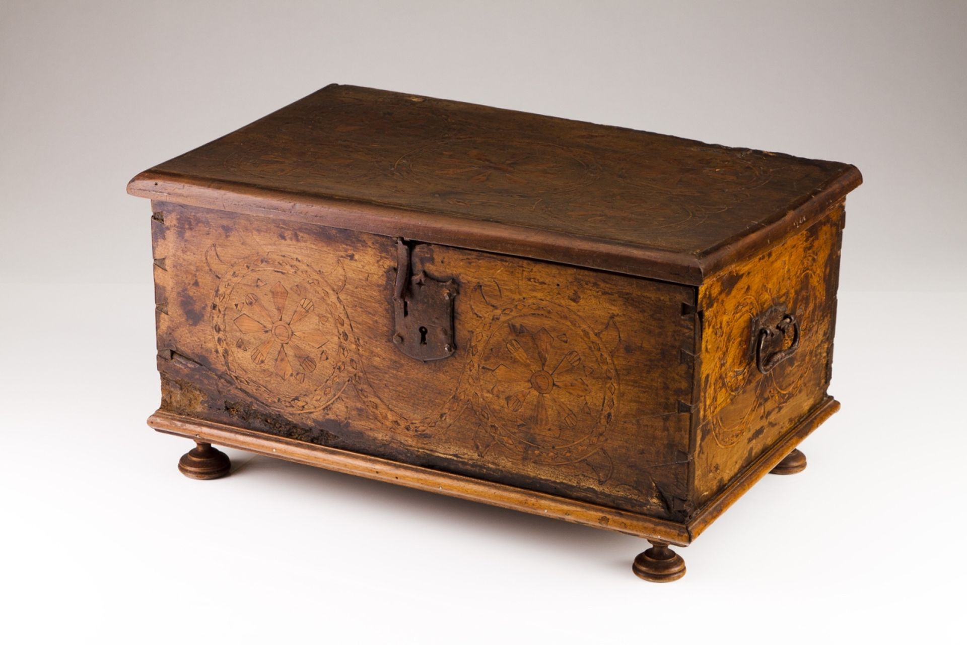 A late 17th, early 18th century coffer
Tortoiseshell veneered wood, engraved silver mounts
Gilt