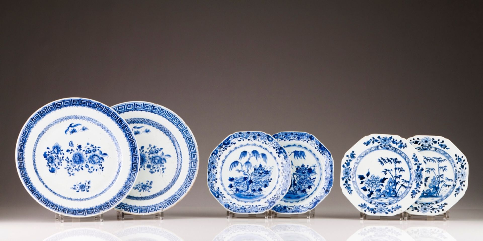 A pair of Qianlong chargers
Chinese export porcelain
Blue decoration with flowers
Qianlong Period (