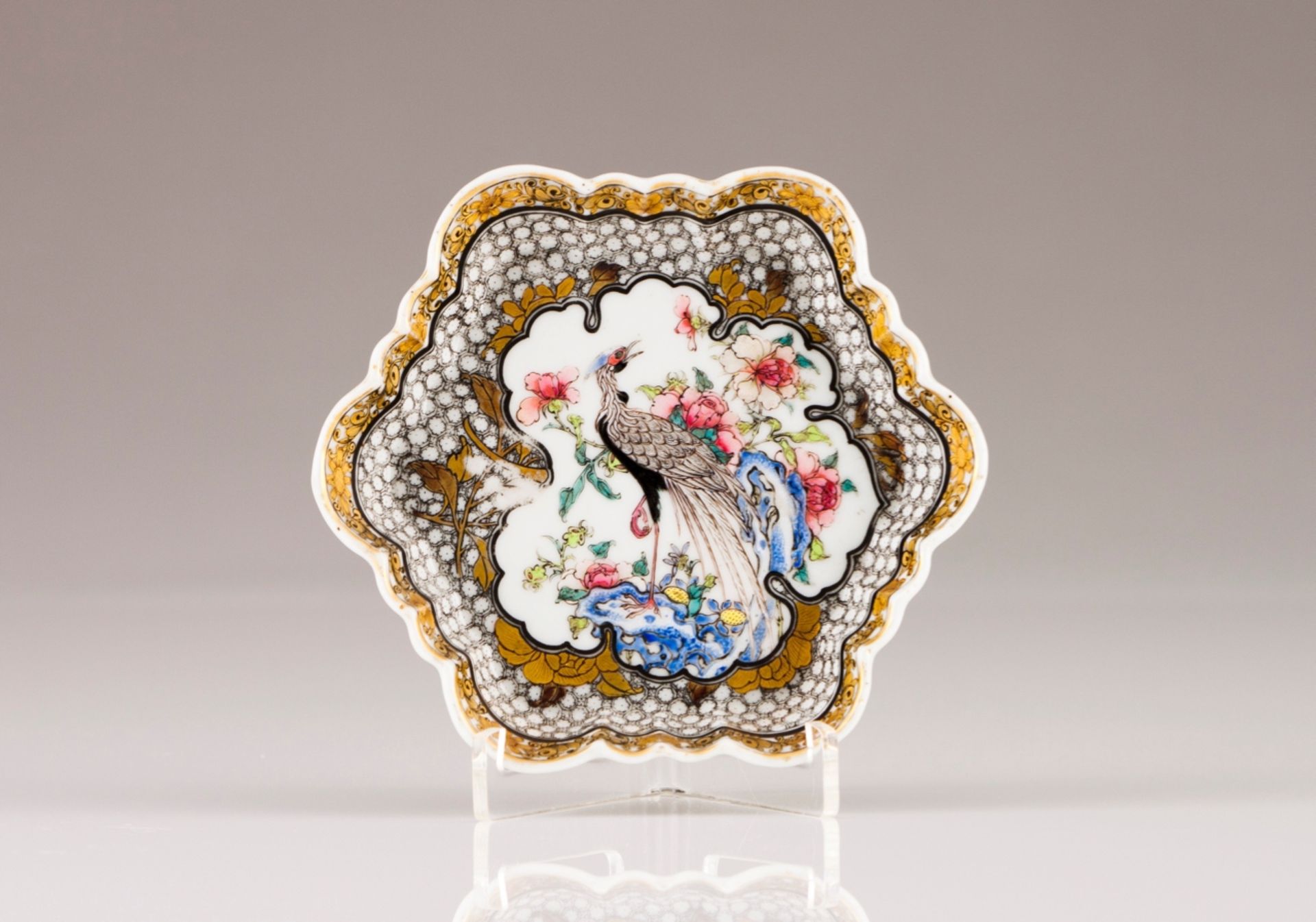 A Yongzheng scalloped saucer
Chinese export porcelain
Gilt, grisaille and polychrome decoration