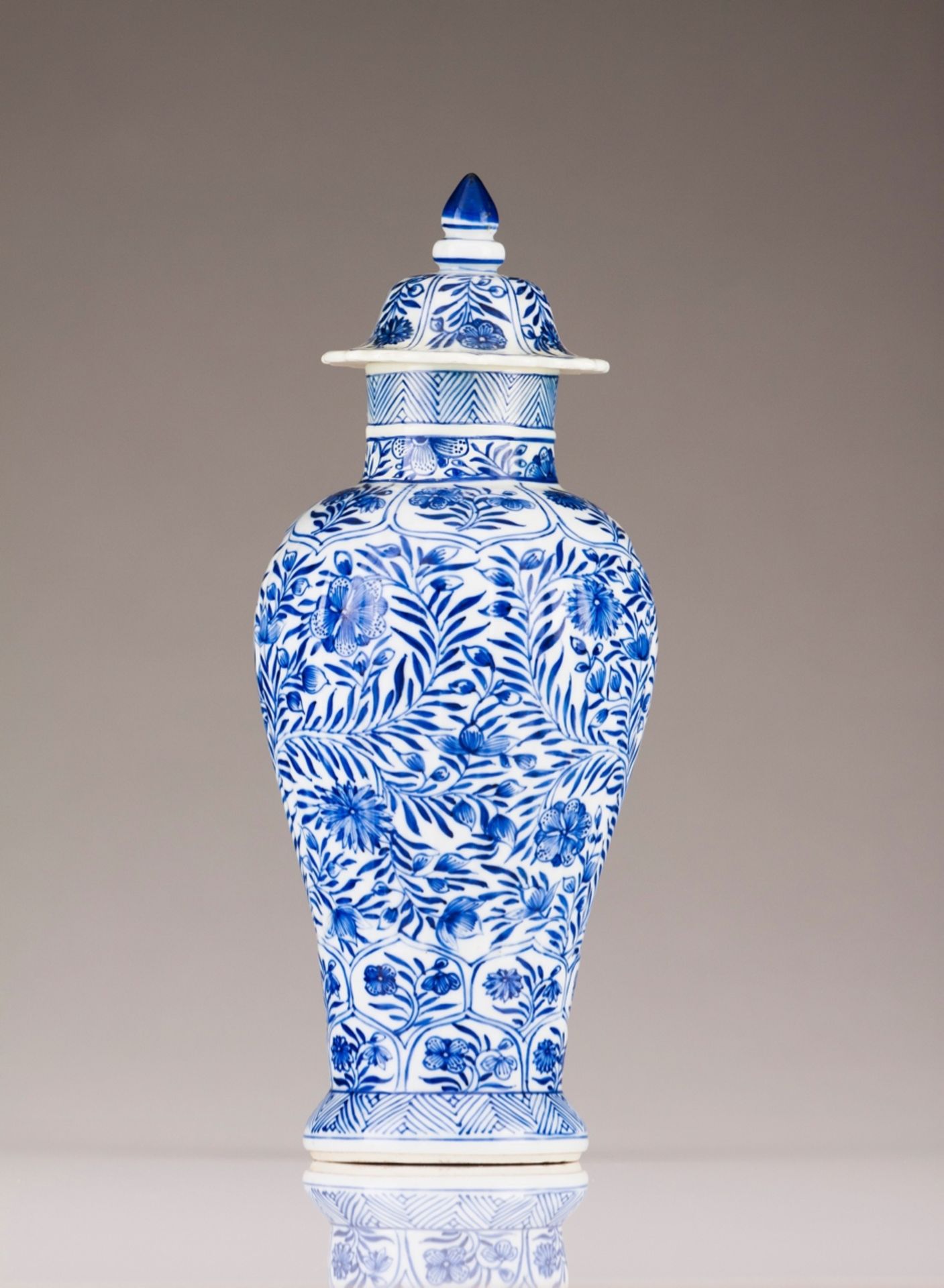 A Kangxi vase with cover
Chinese porcelain
Blue decoration depicting flowers
Kangxi Period (1662- - Bild 2 aus 2