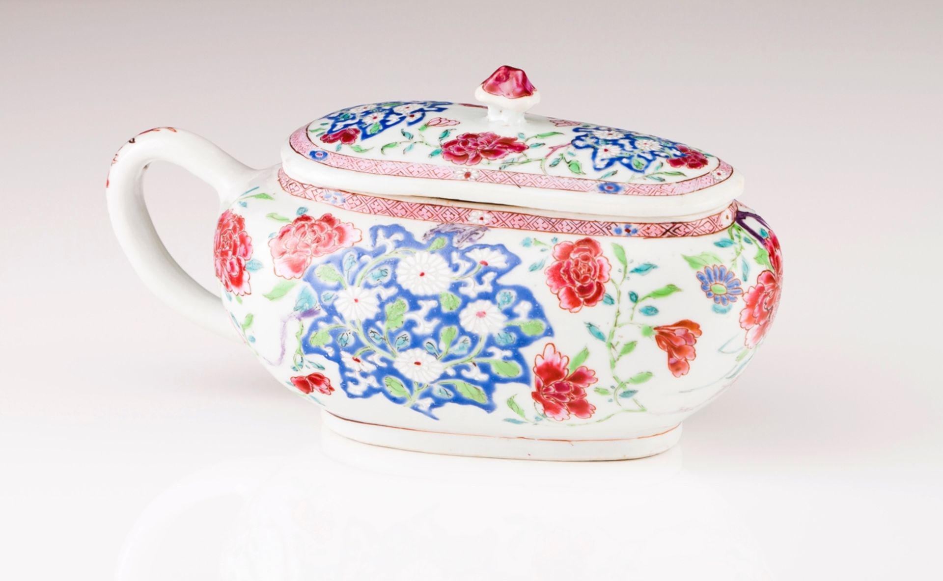 A Qianlong Bourdaloue with cover
Chinese export porcelain
Polychrome decoration with flowers