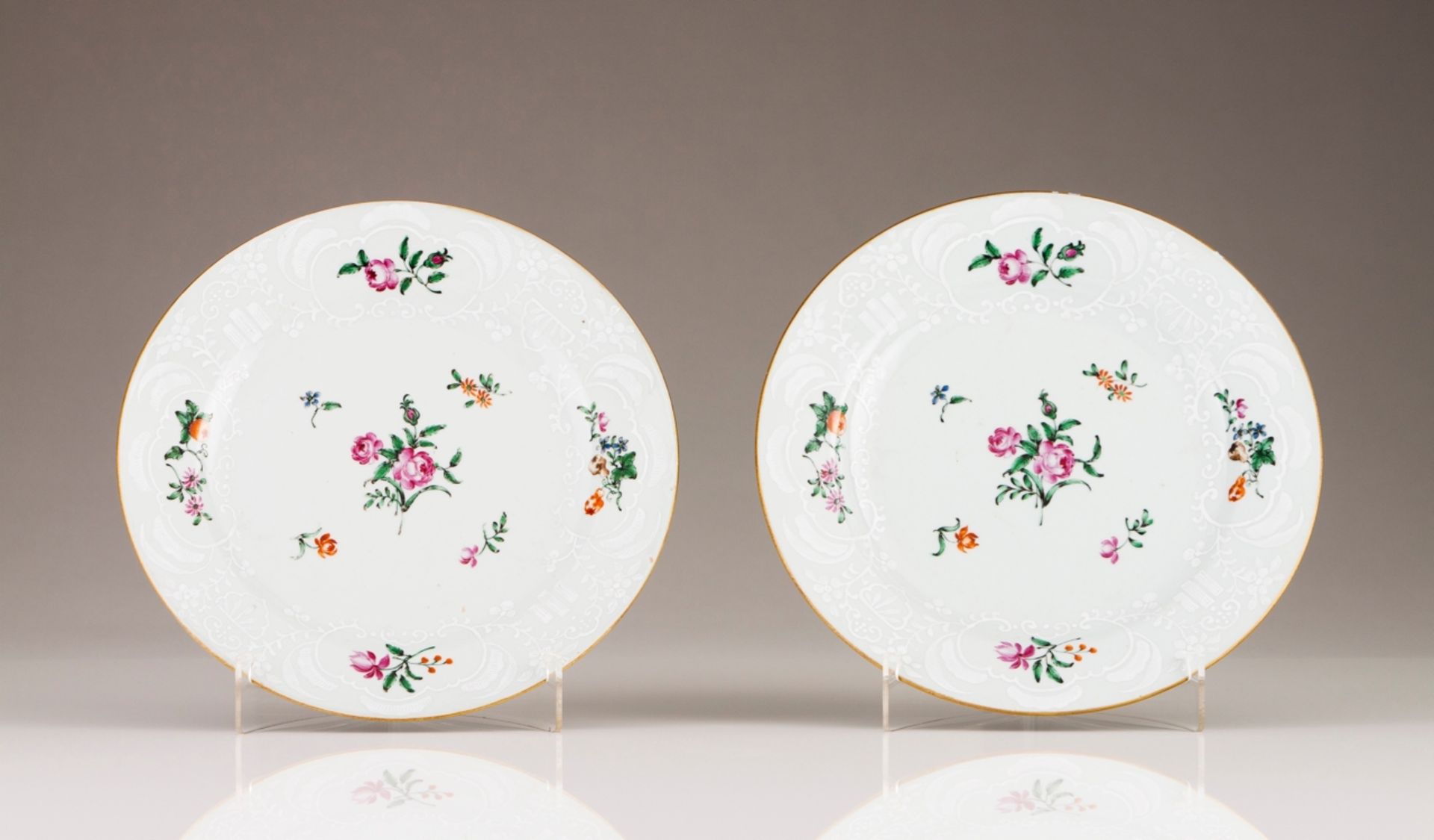 A pair of Qianlong plates
Chinese export porcelain
"Bianco supra Bianco" and polychrome decoration