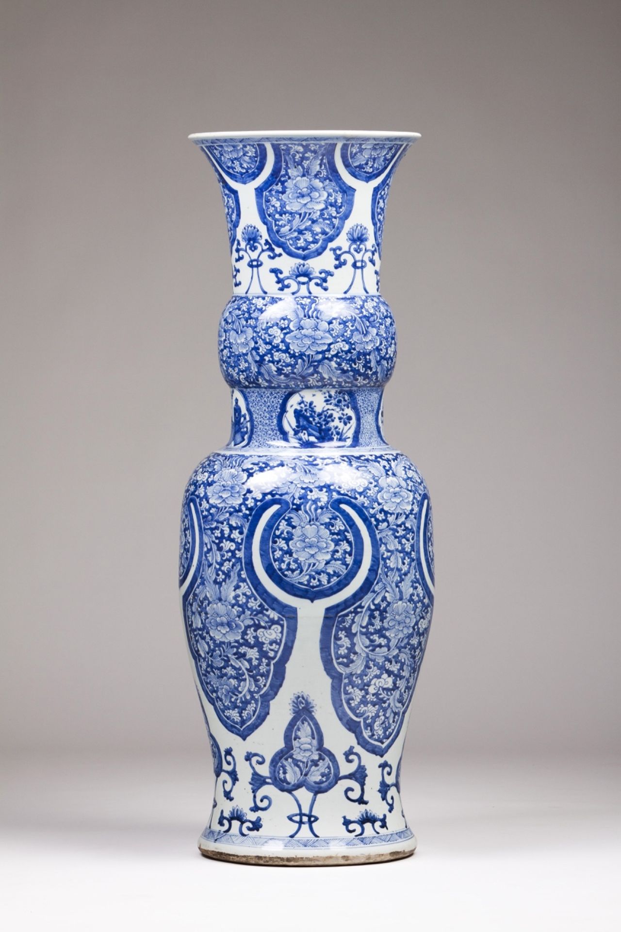 Rare Kangxi double neck vase
Chinese porcelain
Richly decorated in underglaze blue with knife-
