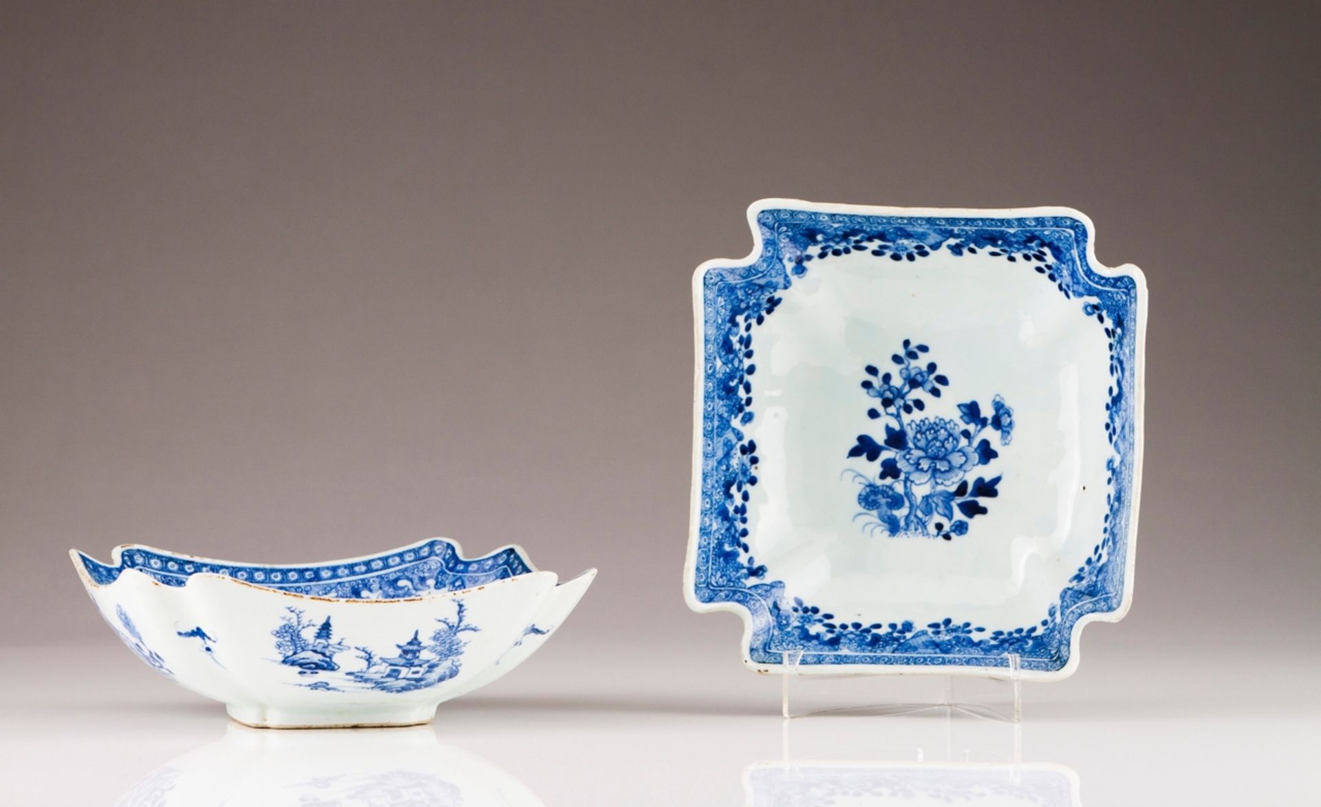 A pair of Qianlong square scalloped bowls
Chinese export porcelain
Blue and white decoration with