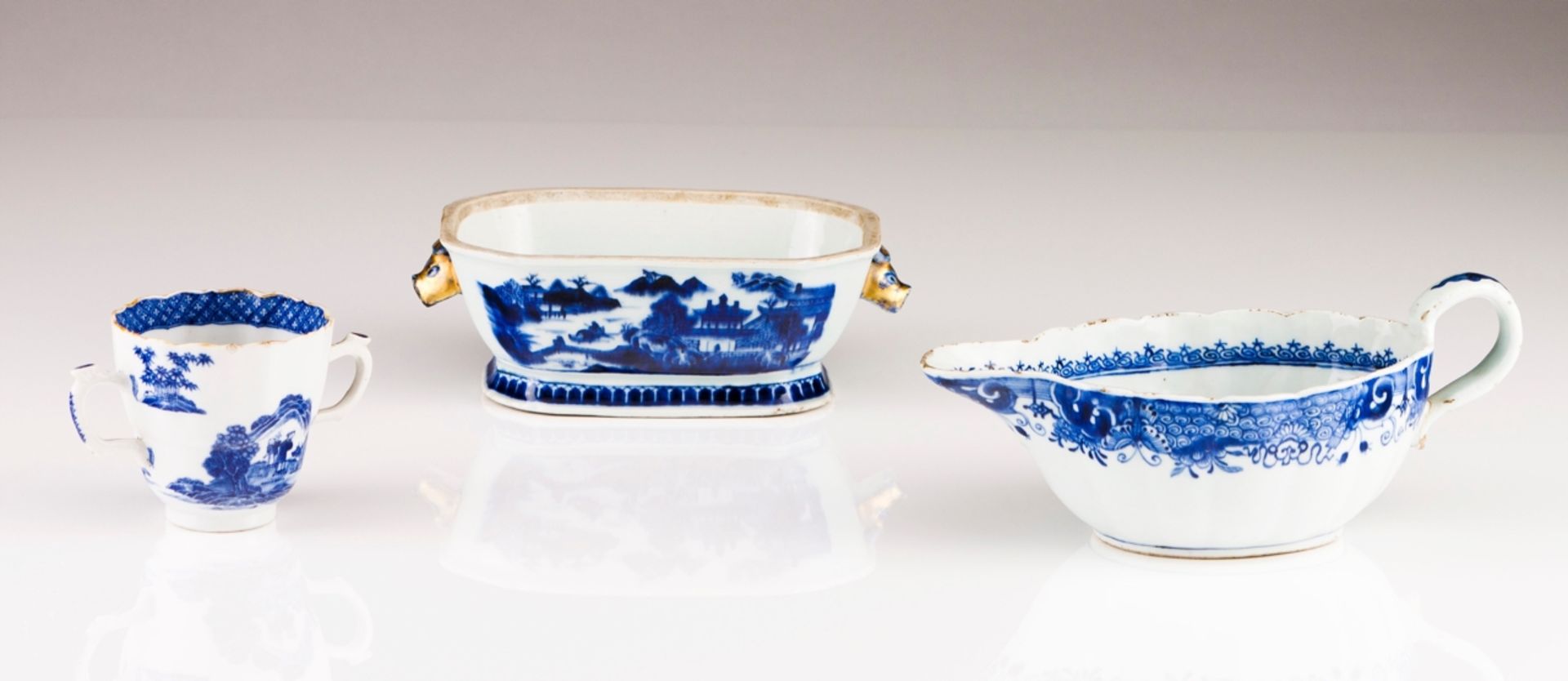 A Qianlong bowl
Chinese export porcelain
Two handles, blue decoration depicting houses, figures and