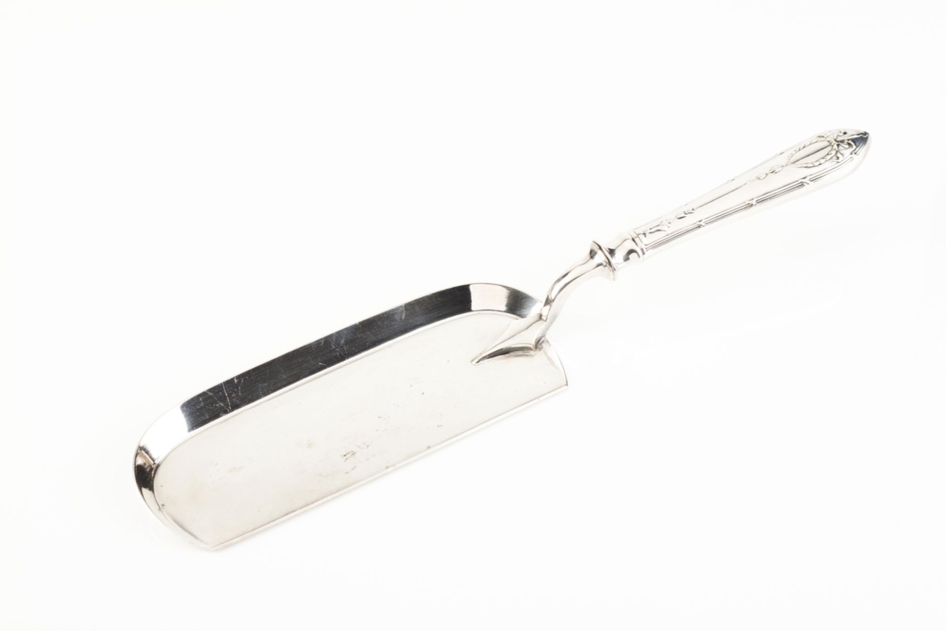 A silver plated table shovel, MAPPIN & WEBB
(wear signs)

Lenght: 33 cm