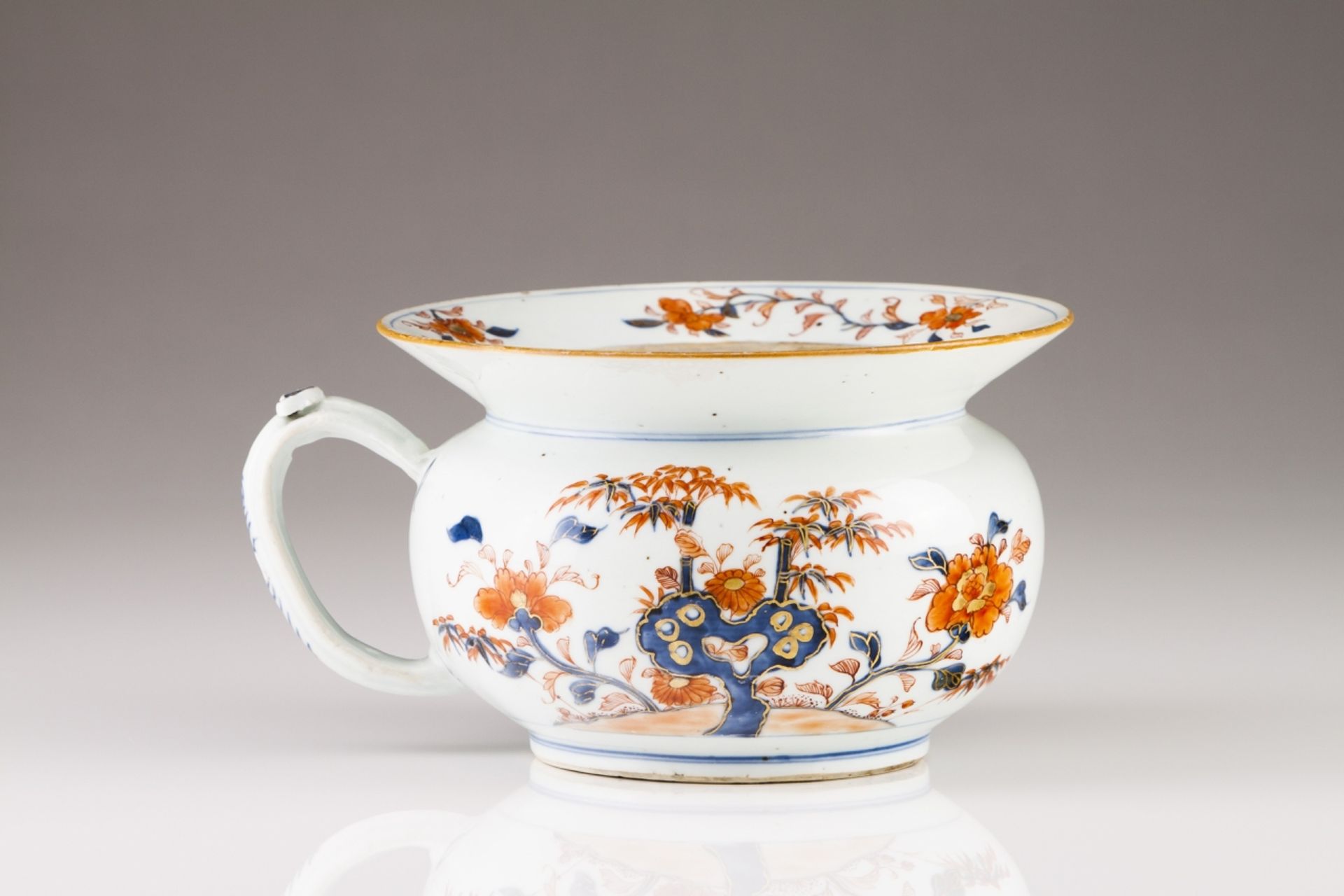 A Qianlong potty
Chinese export porcelain
Polychrome Imari decoration
Qianlong Period (1736-1795)
(